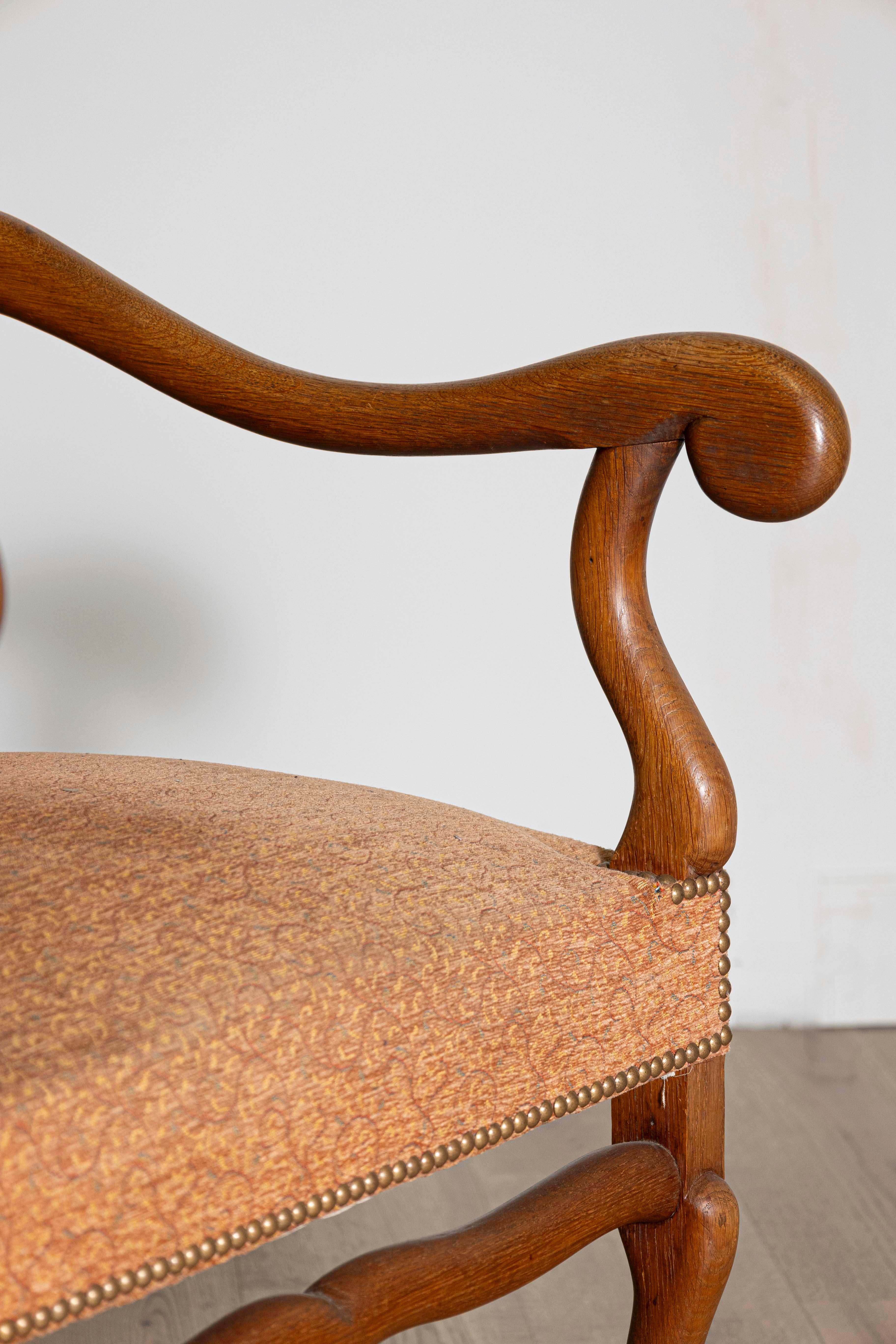 Tappezzeria Coppia di sedie francesi in stile Luigi XIII in legno di noce Os de Mouton con braccioli a spirale in vendita