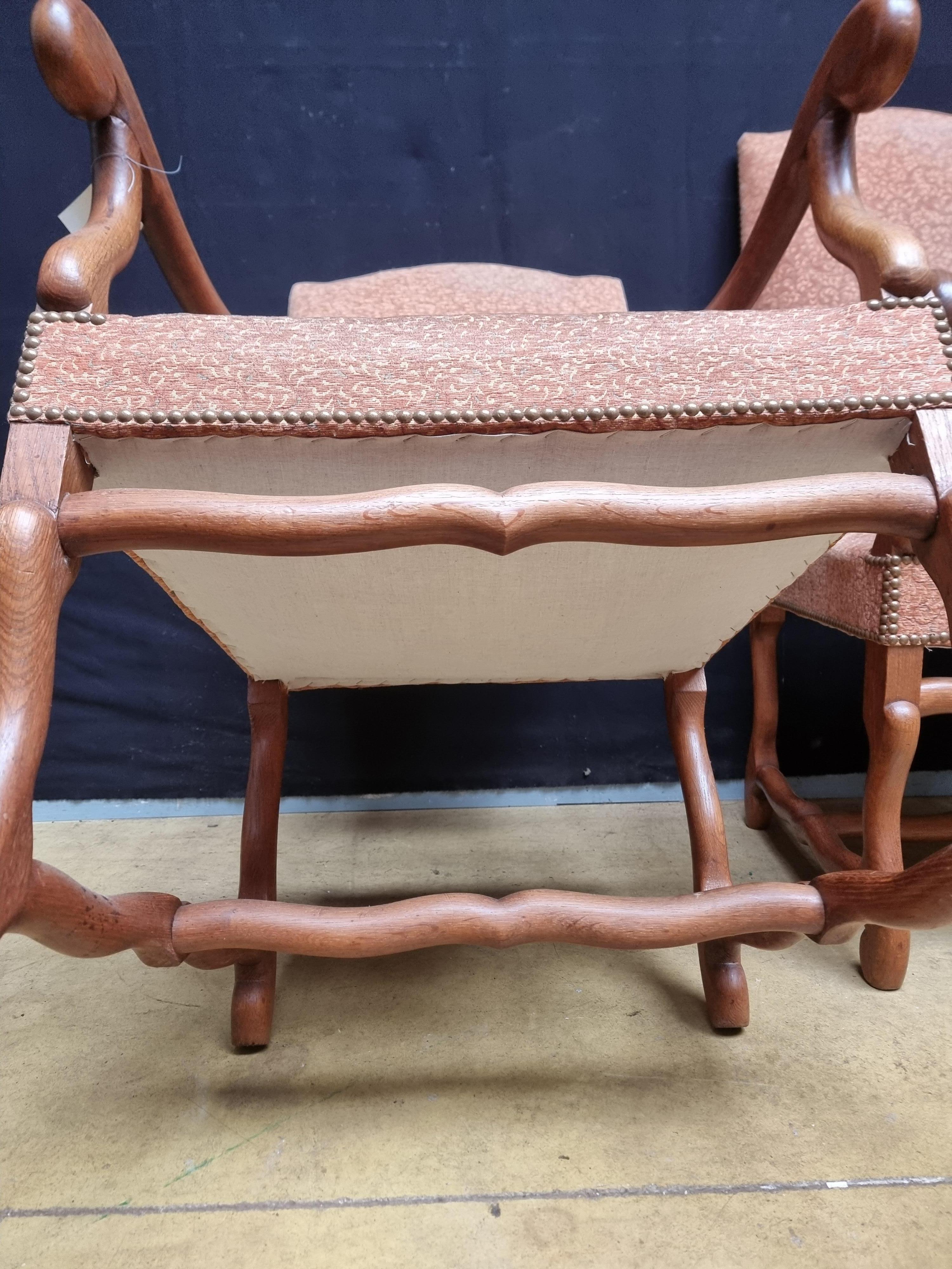Paar französische Louis XIII-Stühle aus Nussbaumholz mit geschwungenen Armlehnen (Polster) im Angebot
