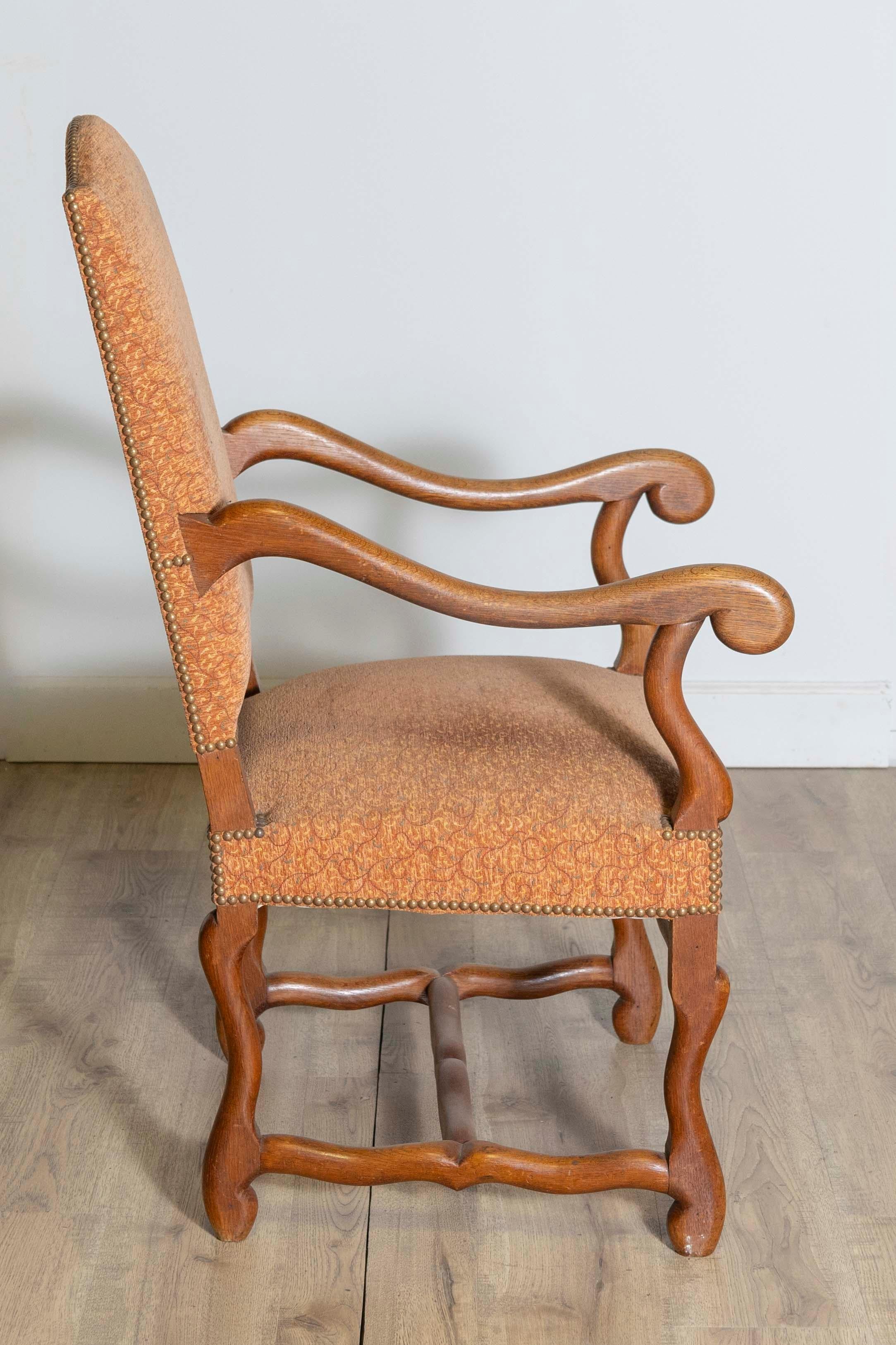 Coppia di sedie francesi in stile Luigi XIII in legno di noce Os de Mouton con braccioli a spirale in vendita 1