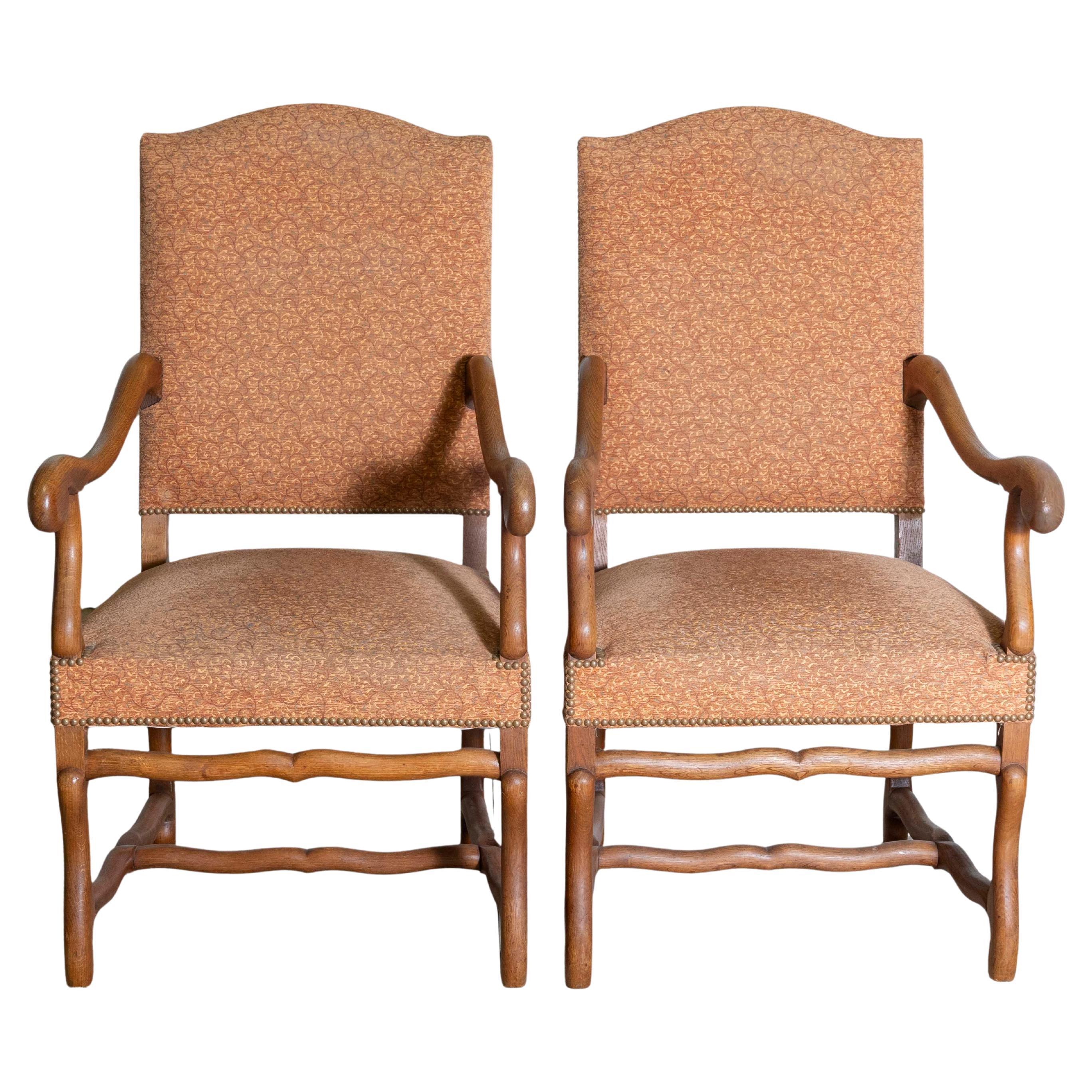Paire de chaises Os de Mouton en noyer de style Louis XIII avec accoudoirs à volutes