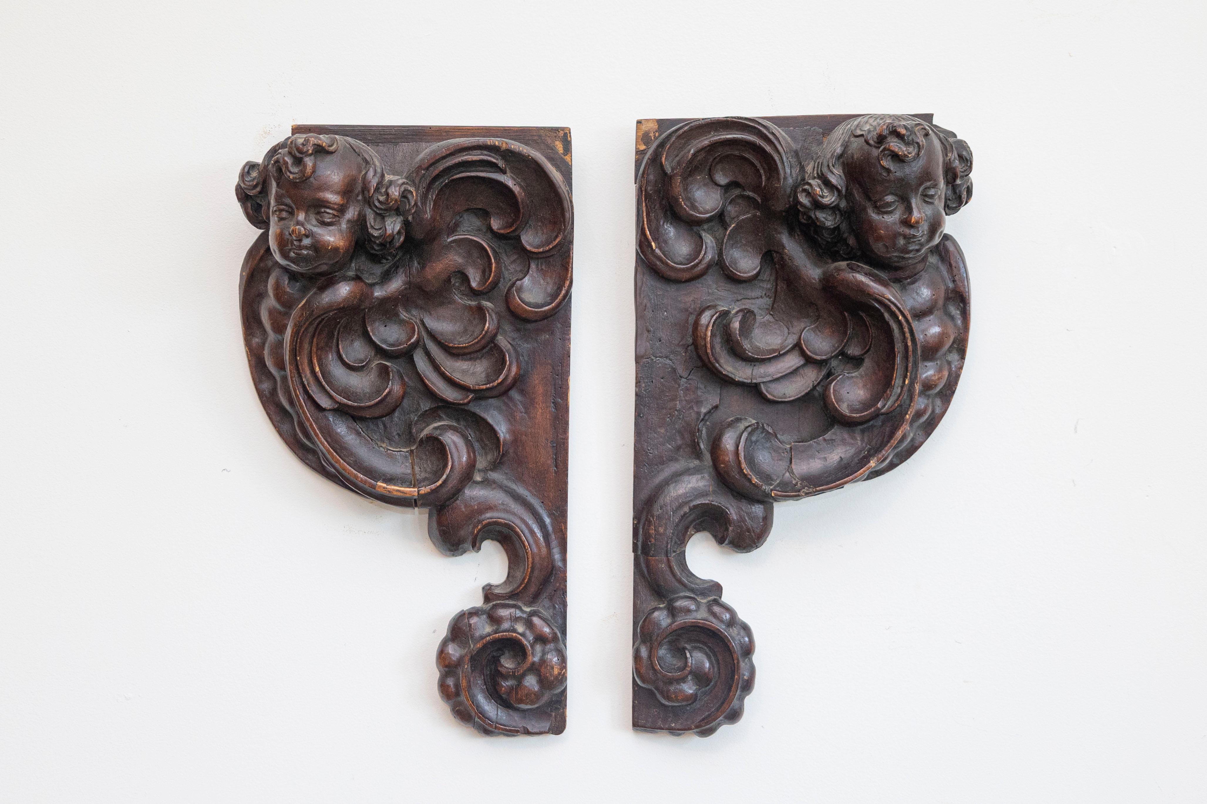 Paire d'appliques de chérubin sculptées de Strasbourg, datant de la fin du XVIIe siècle et de la période Louis XIV, avec un motif de volutes. Née dans la ville alsacienne de Strasbourg dans les années 1690 (annexée par le roi de France Louis XIV en