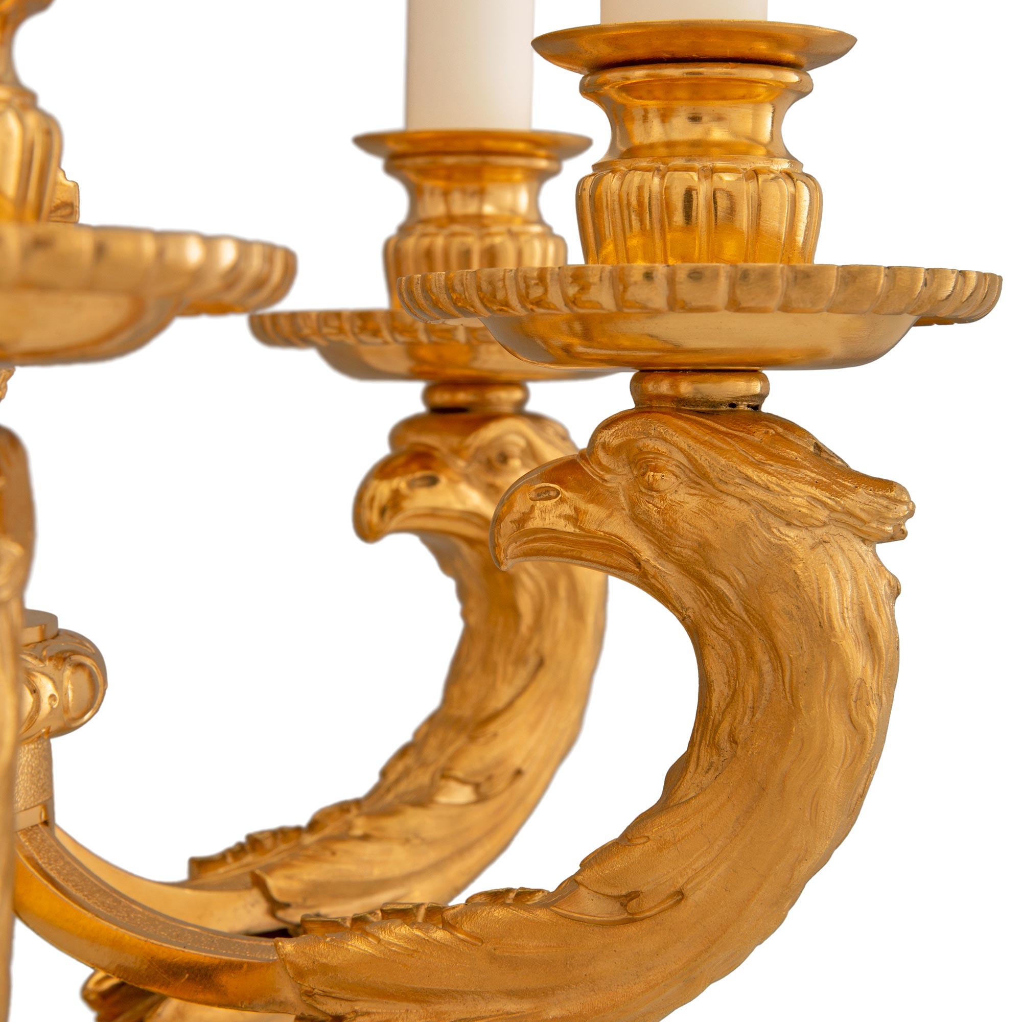 Paar französische Kandelaber aus Goldbronze und Portoro-Marmor im Stil Louis XIV. im Angebot 1