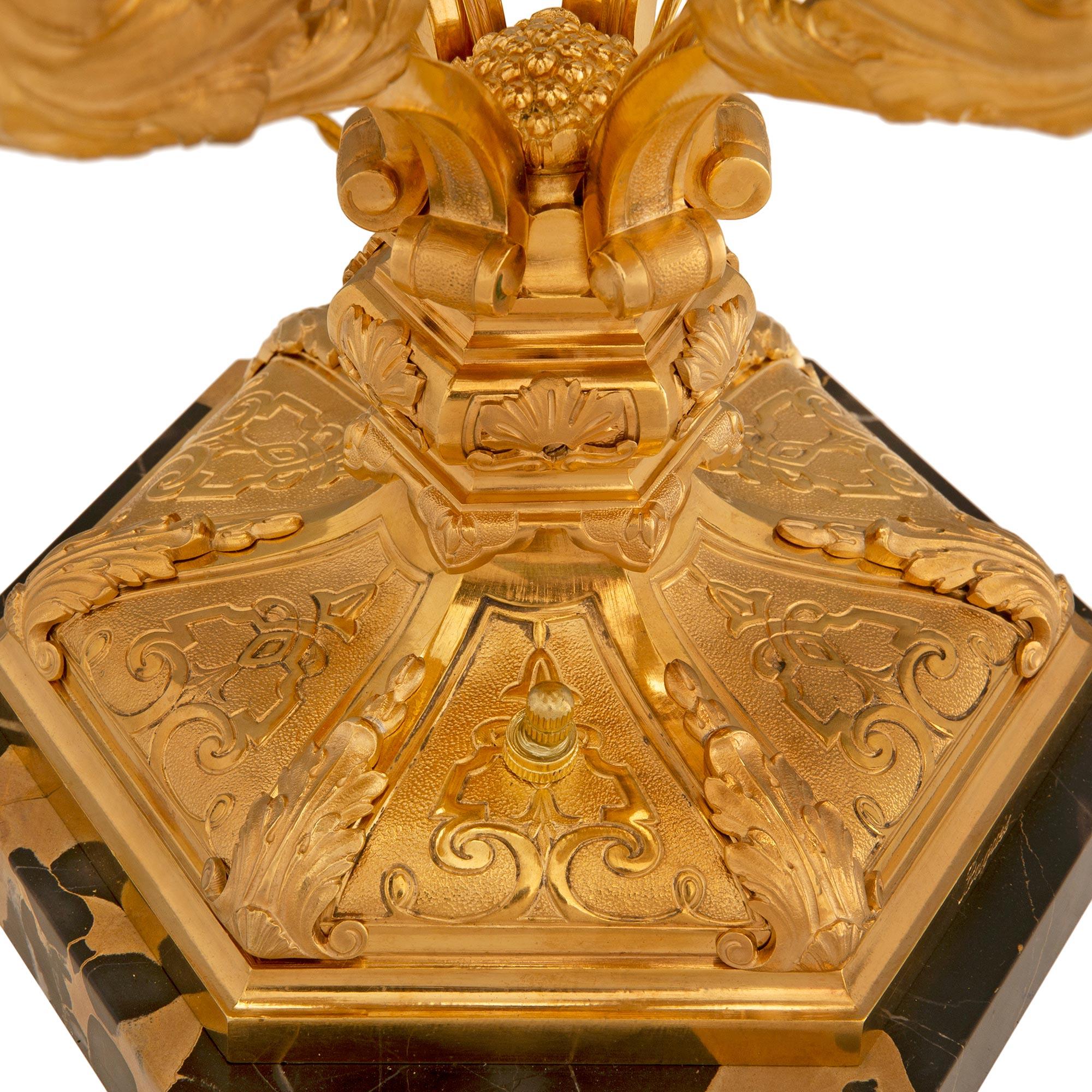 Paar französische Kandelaber aus Goldbronze und Portoro-Marmor im Stil Louis XIV. im Angebot 3