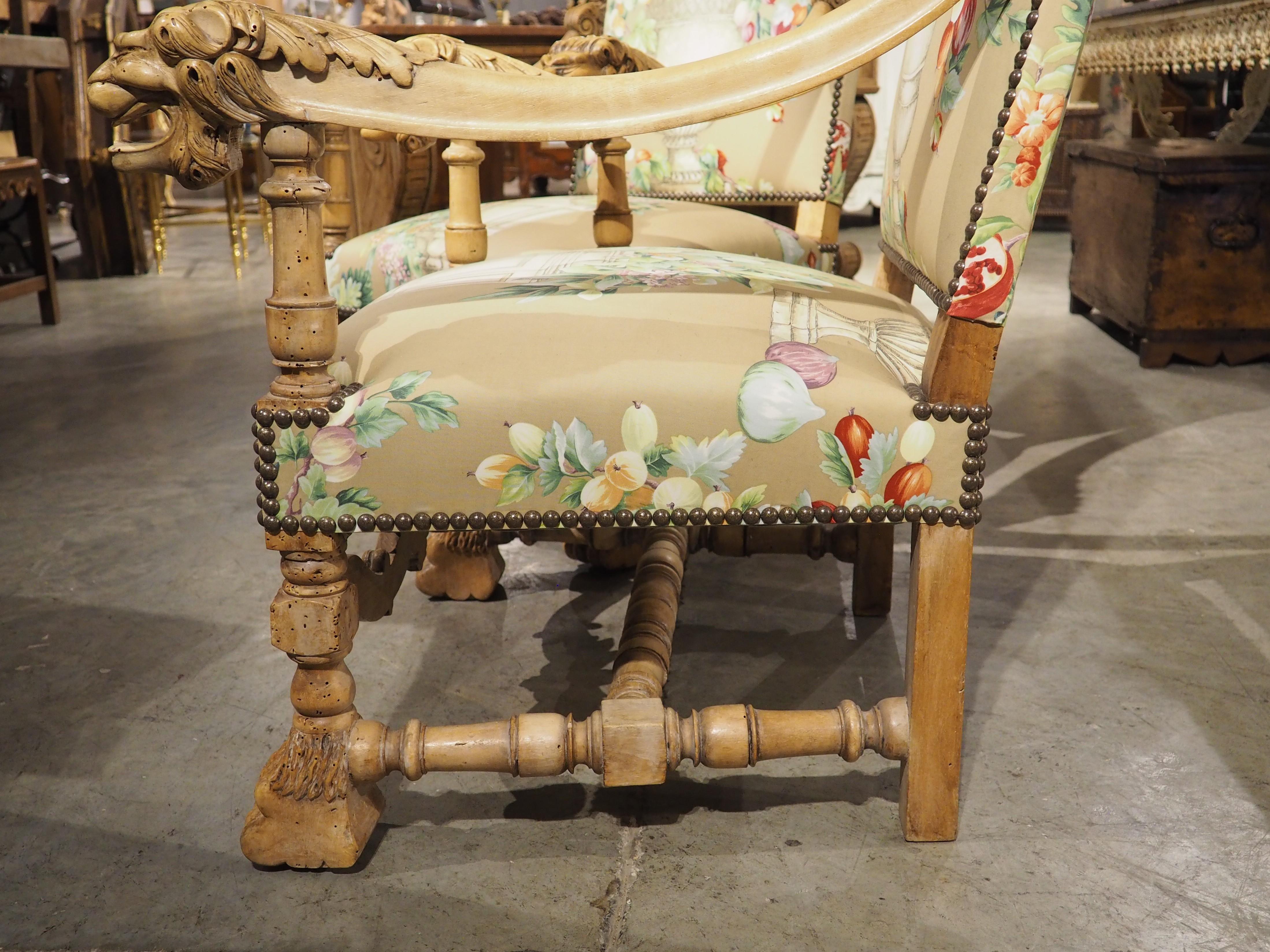 Paire de fauteuils français de style Louis XIV en noyer blanchi et à motifs floraux, vers 1870 en vente 3