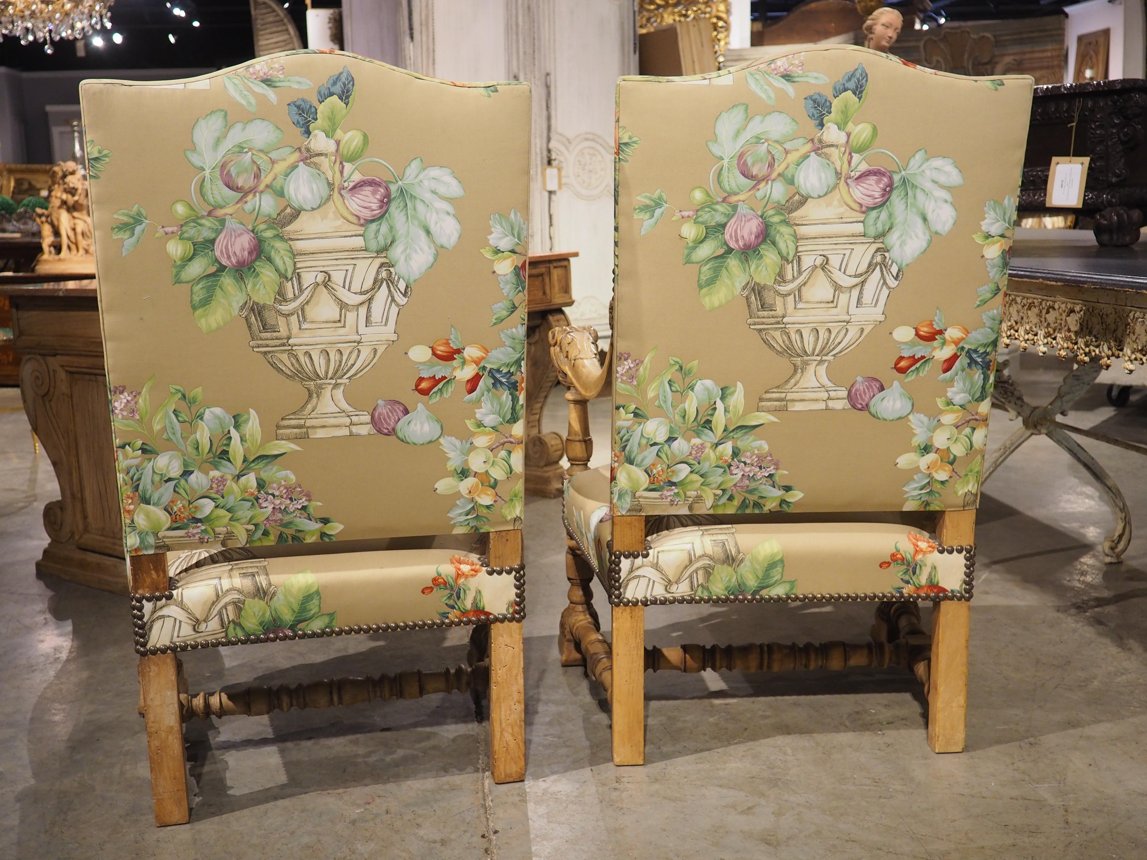 Paire de fauteuils français de style Louis XIV en noyer blanchi et à motifs floraux, vers 1870 en vente 4