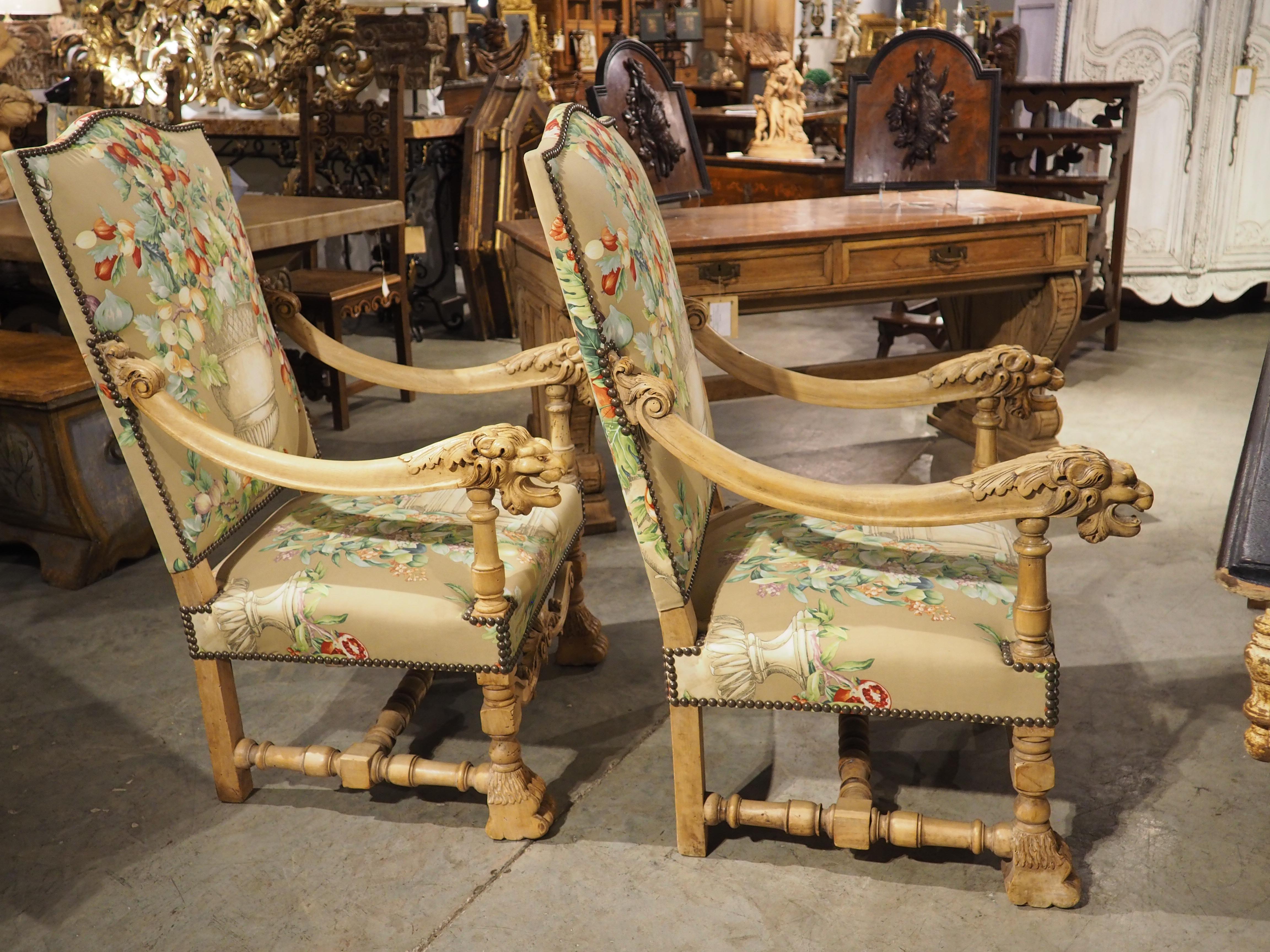 Paire de fauteuils français de style Louis XIV en noyer blanchi et à motifs floraux, vers 1870 en vente 5