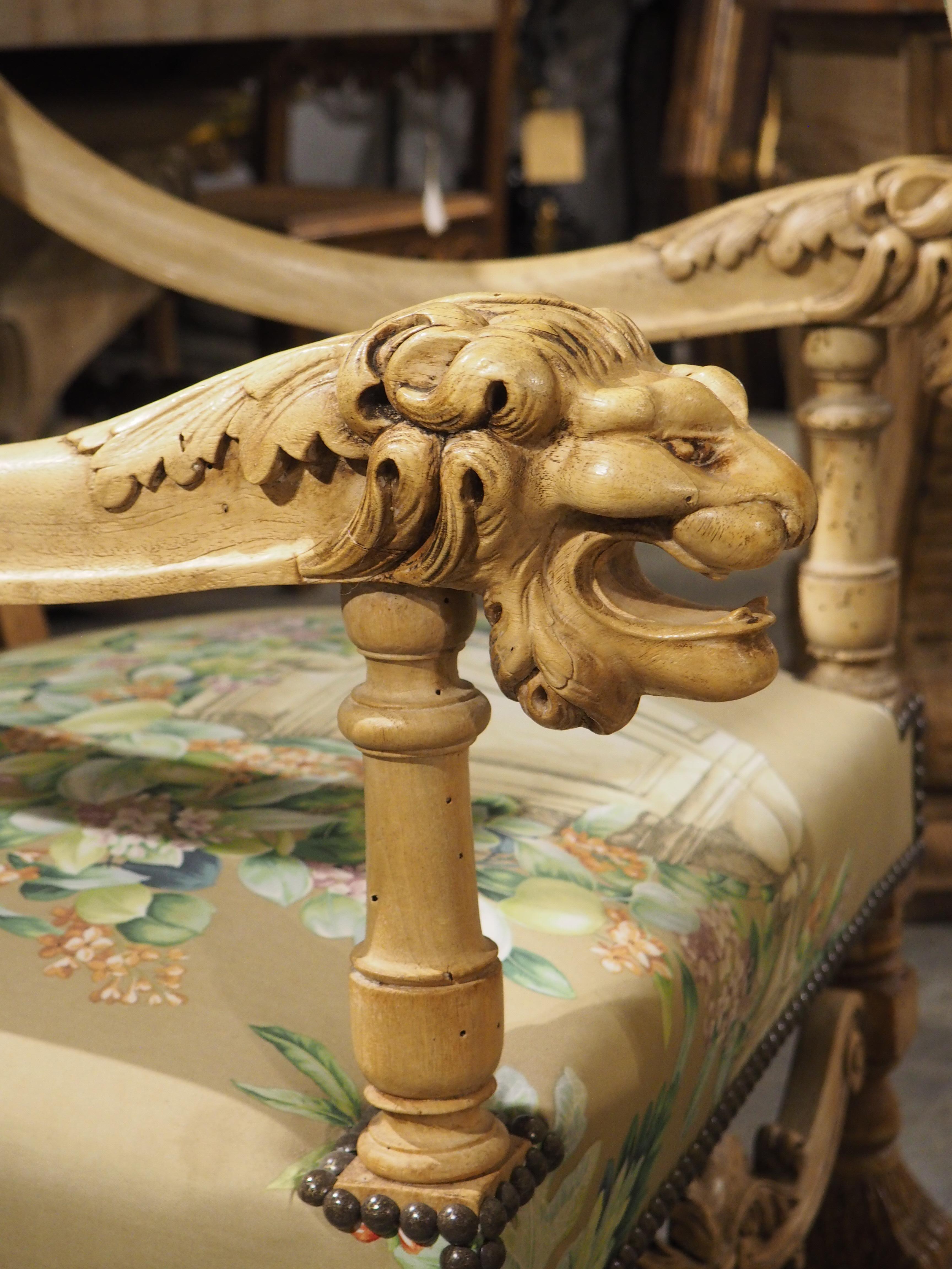 Paire de fauteuils français de style Louis XIV en noyer blanchi et à motifs floraux, vers 1870 en vente 6