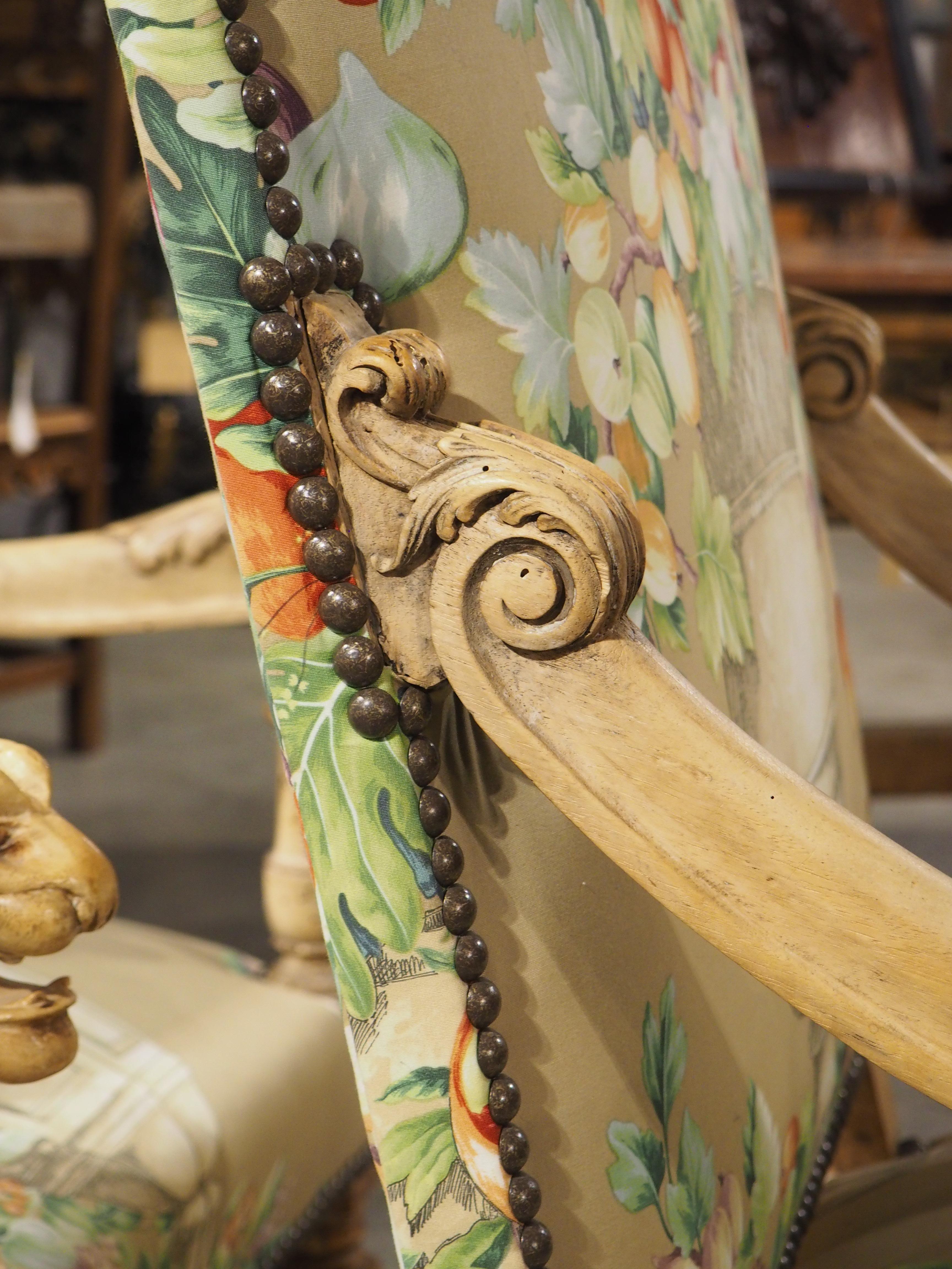 Paire de fauteuils français de style Louis XIV en noyer blanchi et à motifs floraux, vers 1870 en vente 7