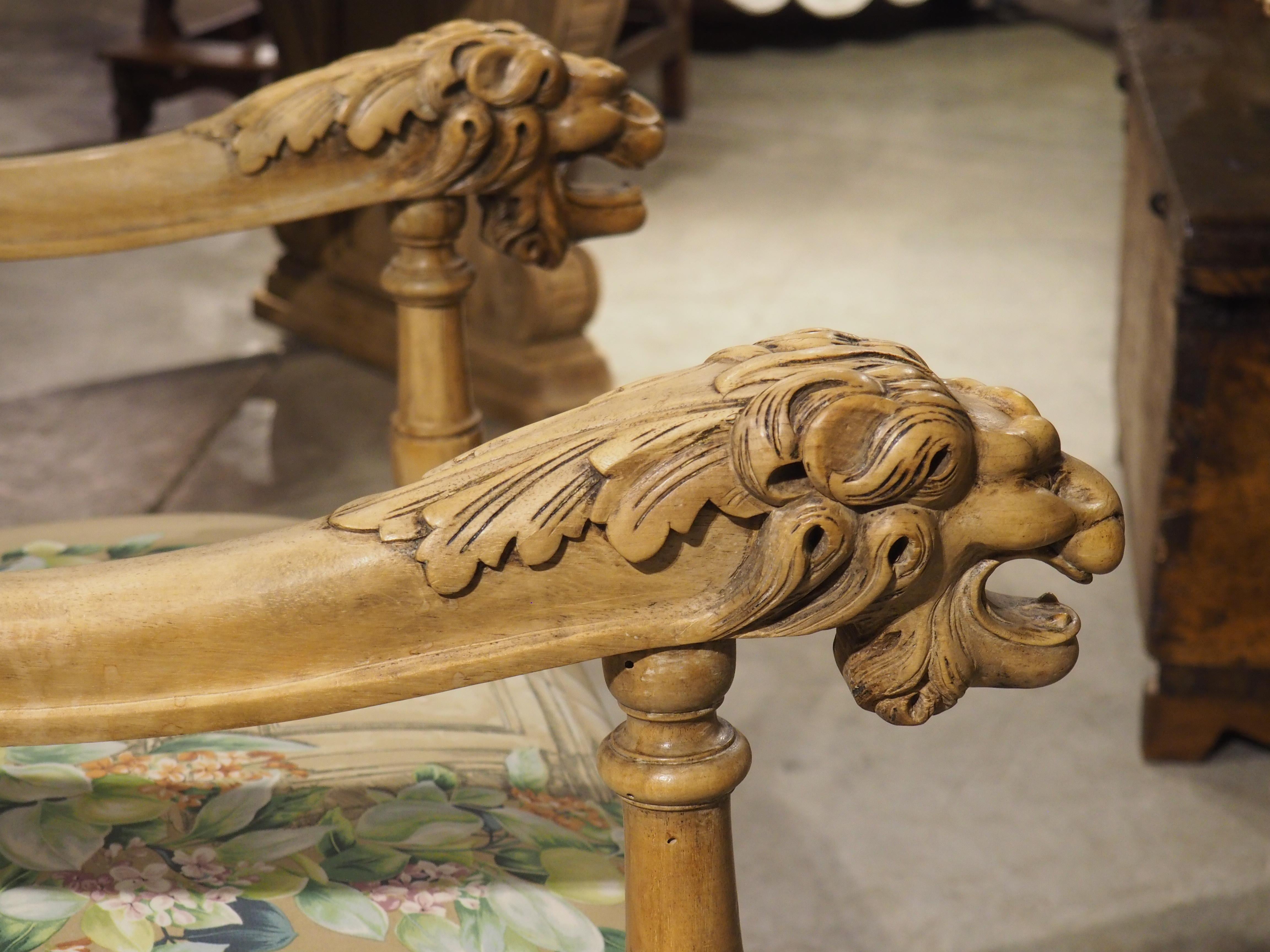 Paire de fauteuils français de style Louis XIV en noyer blanchi et à motifs floraux, vers 1870 en vente 8