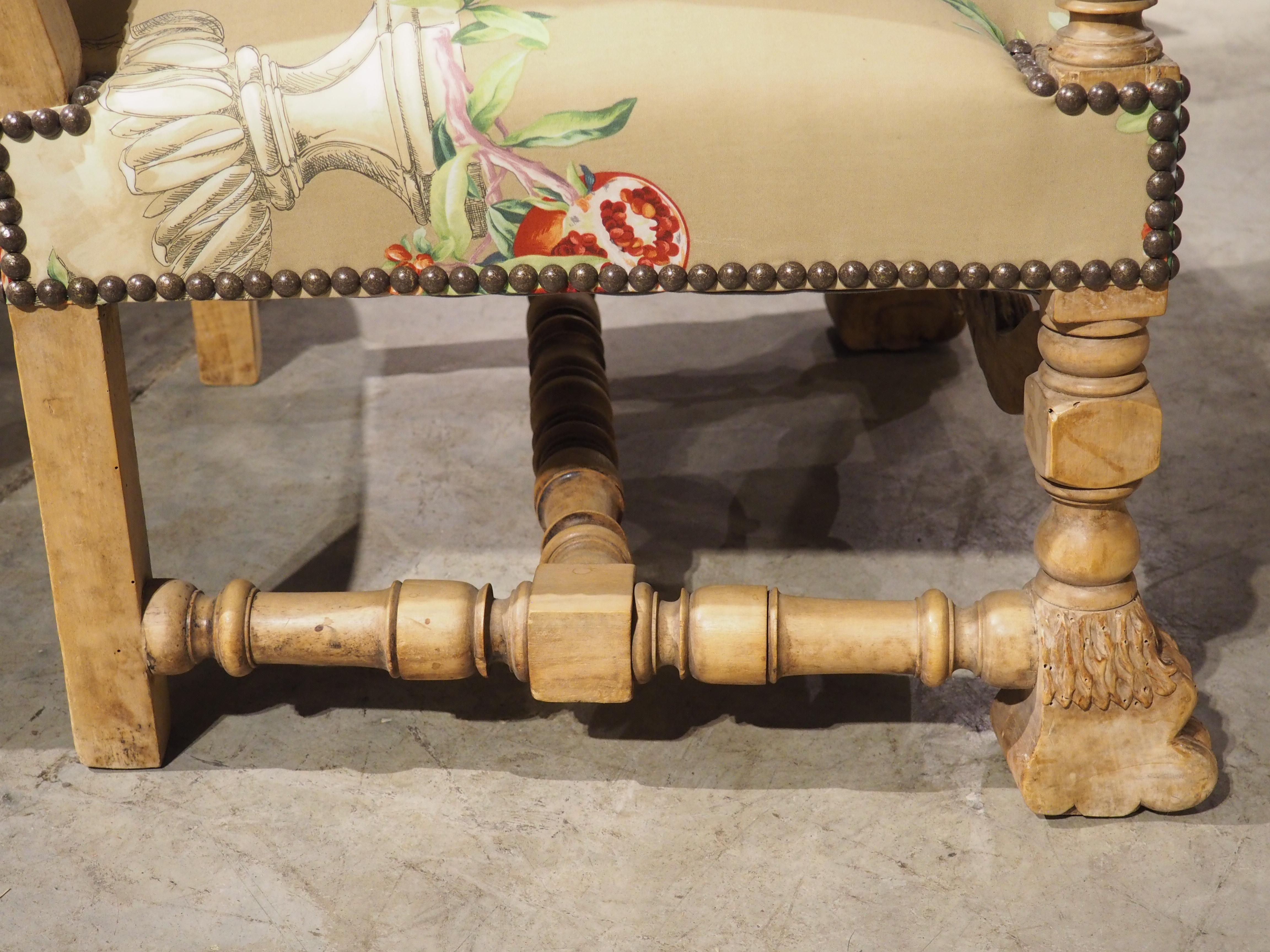 Paire de fauteuils français de style Louis XIV en noyer blanchi et à motifs floraux, vers 1870 en vente 9