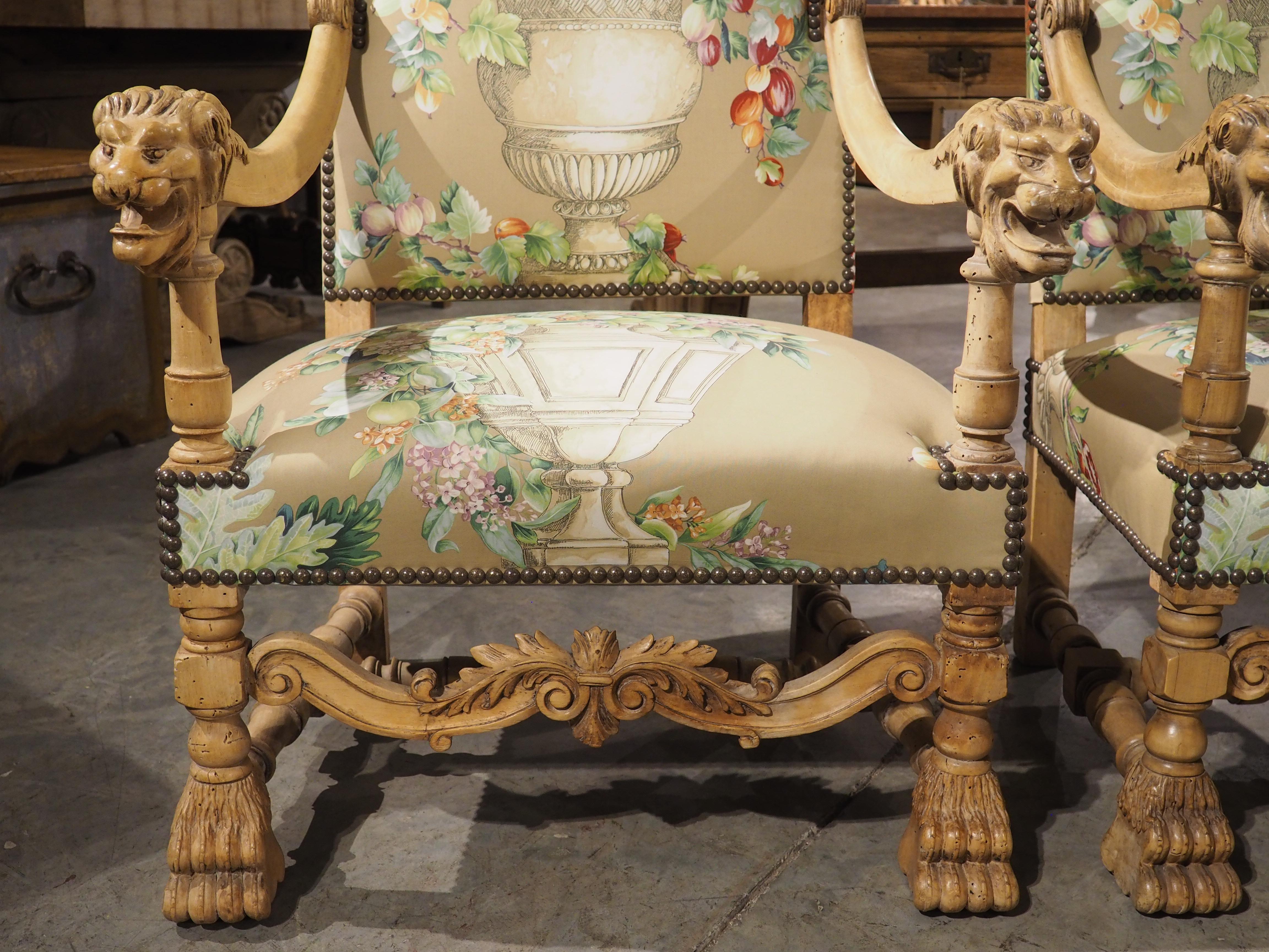 Paire de fauteuils français de style Louis XIV en noyer blanchi et à motifs floraux, vers 1870 en vente 10