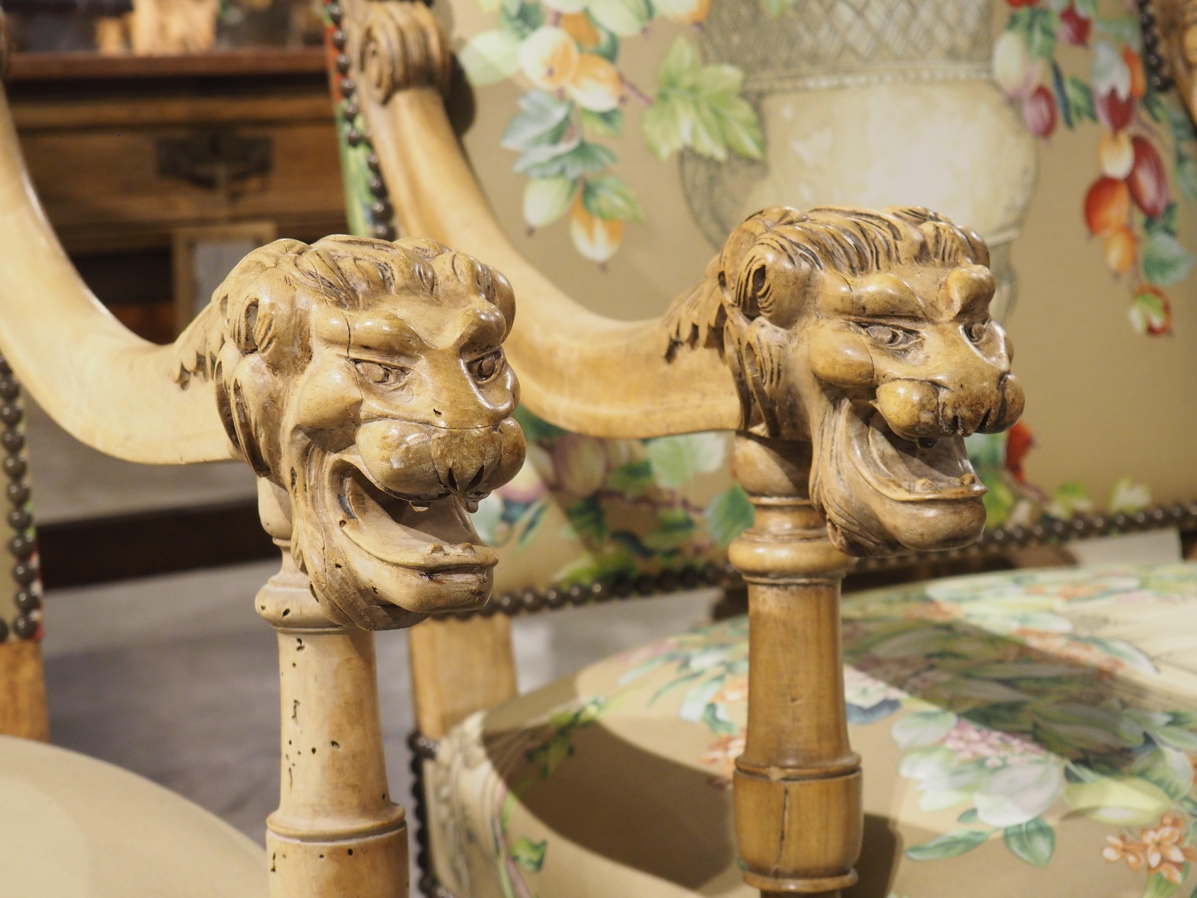 Paire de fauteuils français de style Louis XIV en noyer blanchi et à motifs floraux, vers 1870 en vente 11