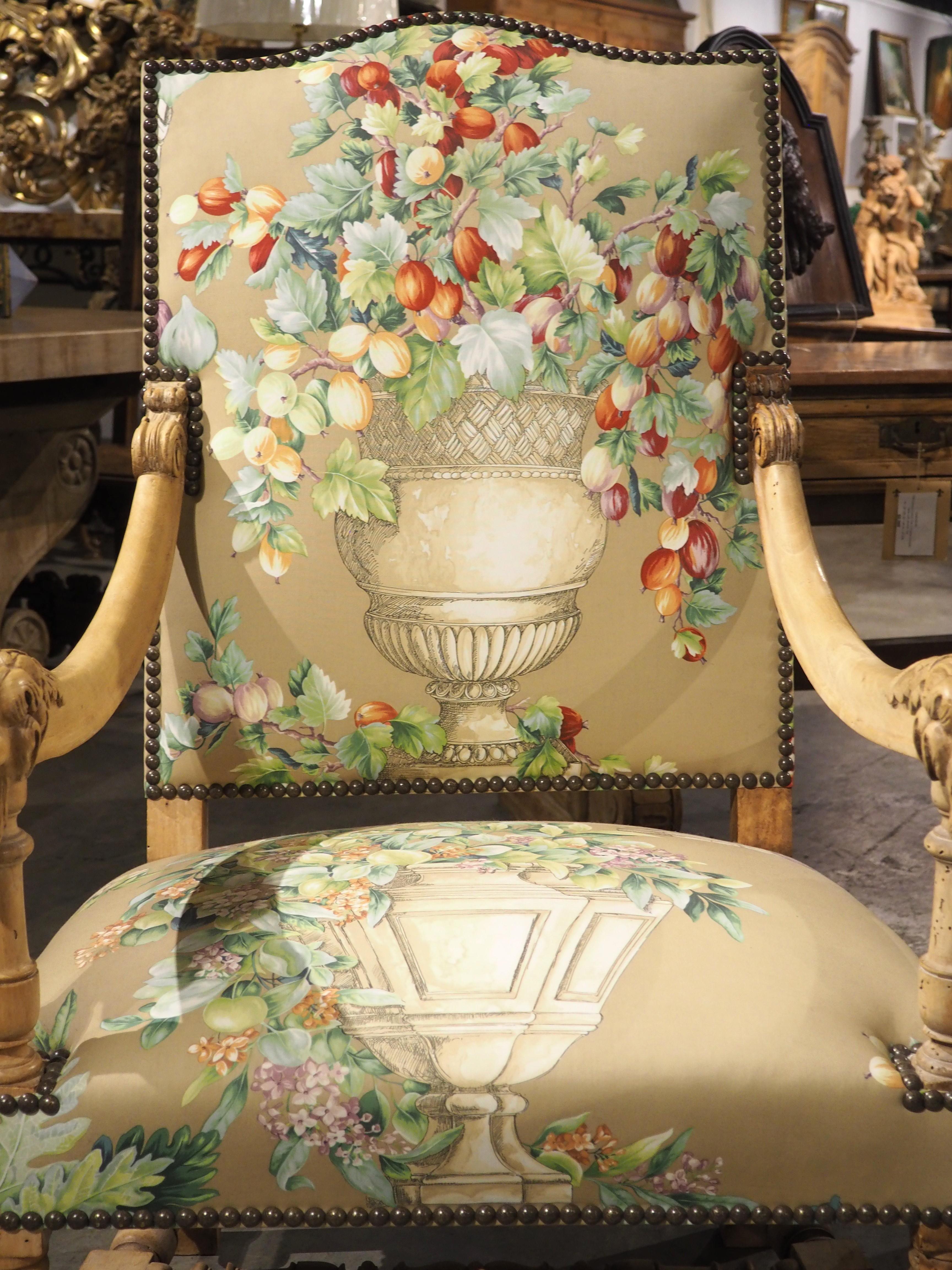 Paire de fauteuils français de style Louis XIV en noyer blanchi et à motifs floraux, vers 1870 en vente 12