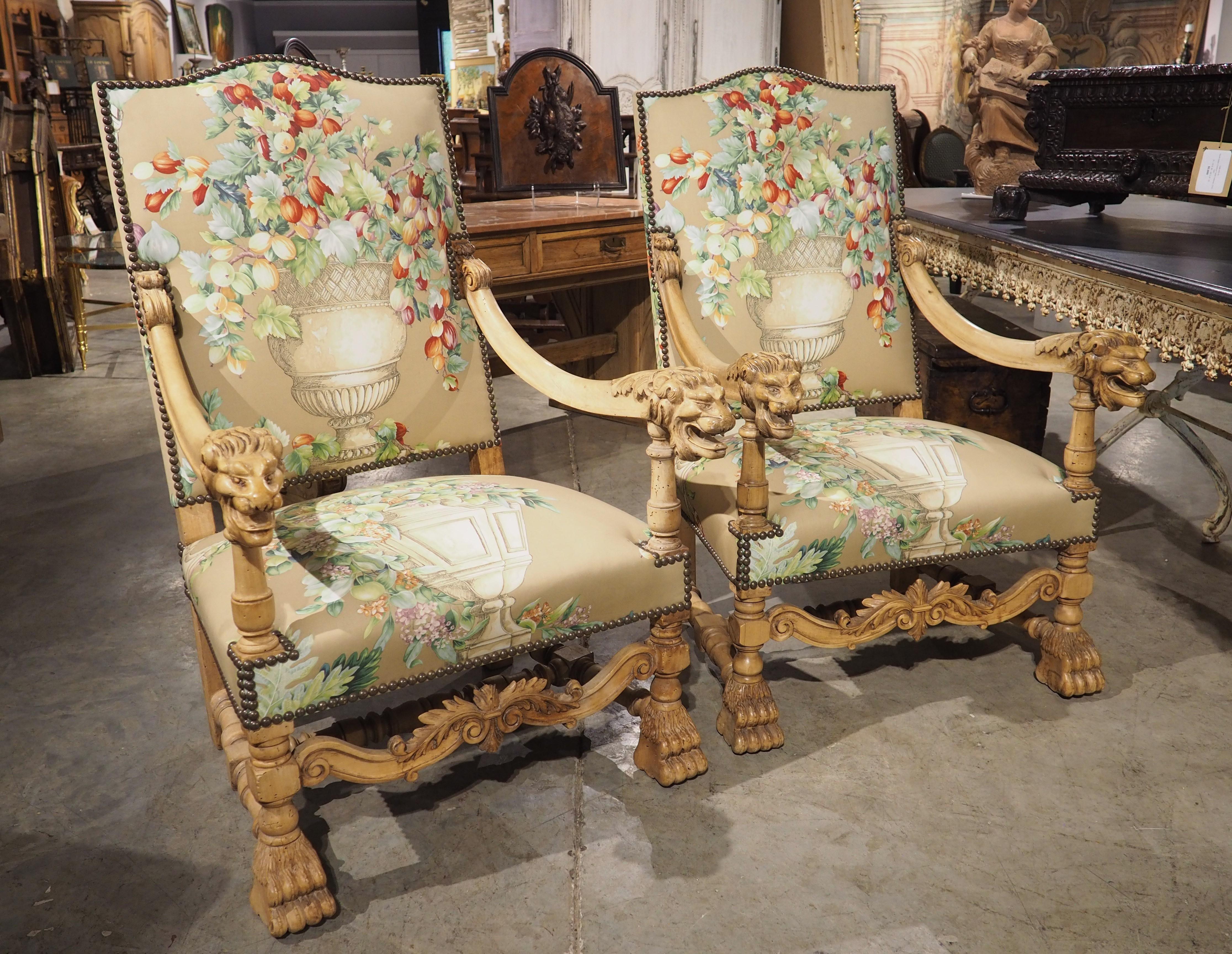 Paire de fauteuils français de style Louis XIV en noyer blanchi et à motifs floraux, vers 1870 en vente 13