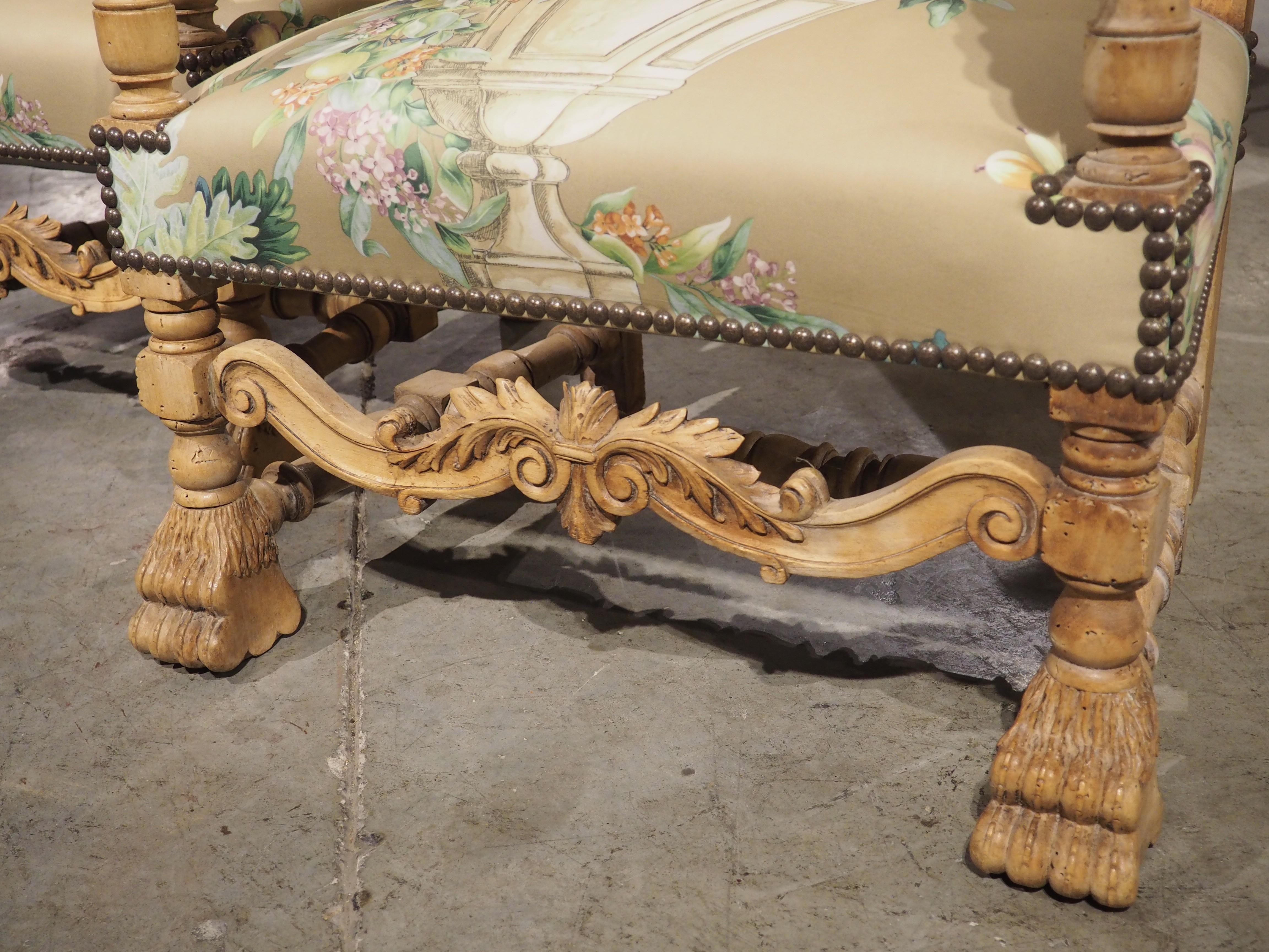 Français Paire de fauteuils français de style Louis XIV en noyer blanchi et à motifs floraux, vers 1870 en vente