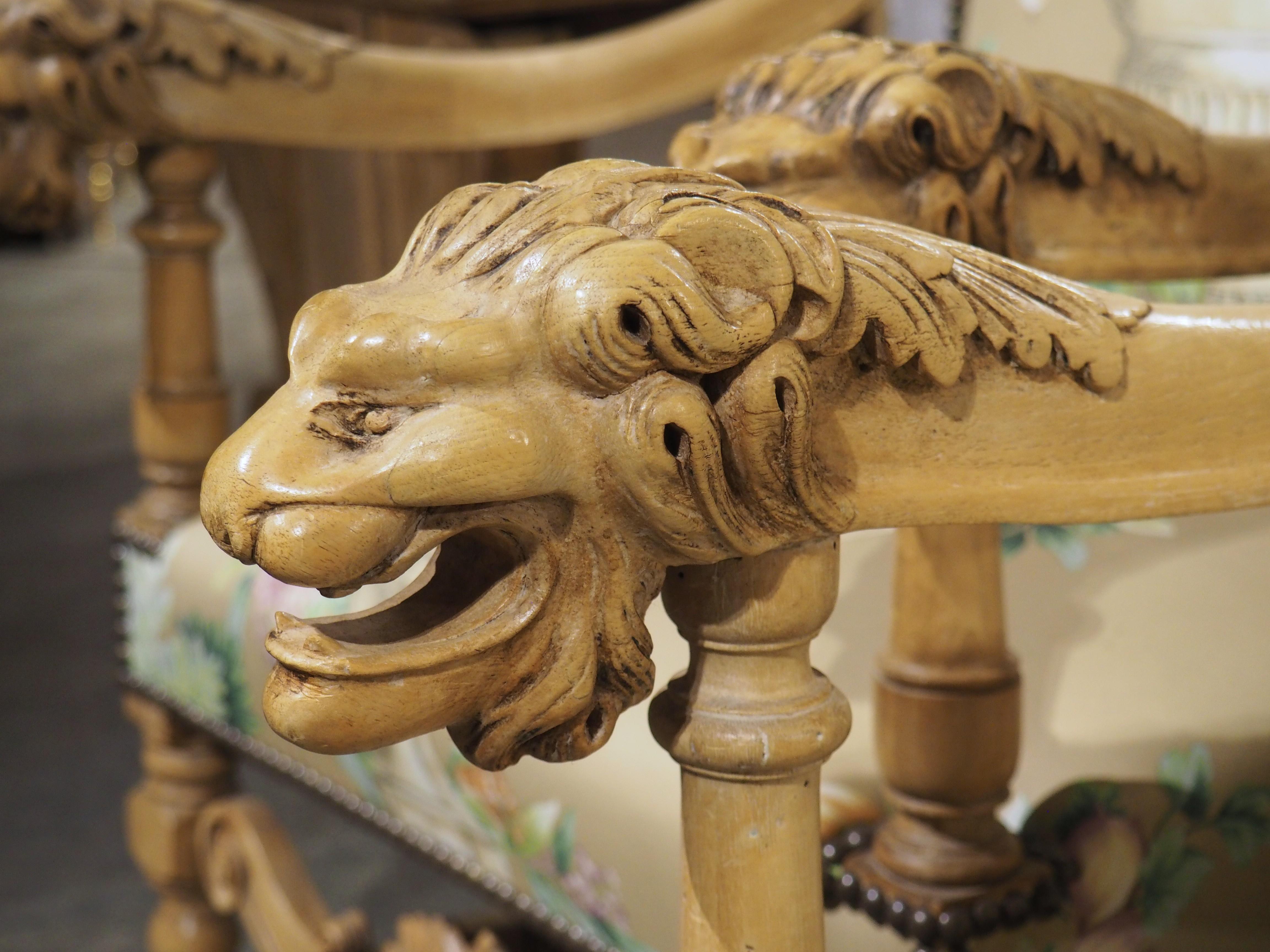 Blanchi Paire de fauteuils français de style Louis XIV en noyer blanchi et à motifs floraux, vers 1870 en vente