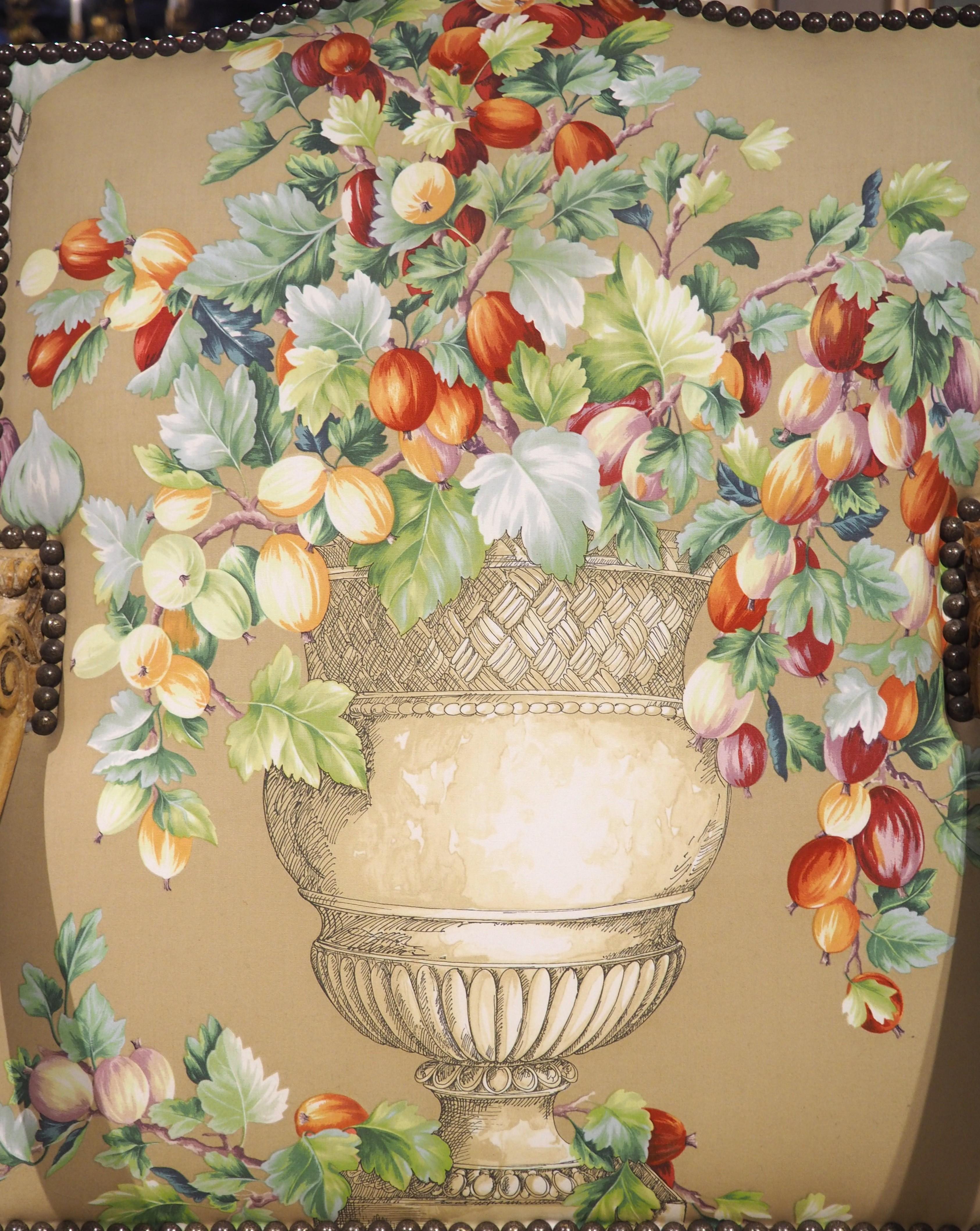 Paire de fauteuils français de style Louis XIV en noyer blanchi et à motifs floraux, vers 1870 Bon état - En vente à Dallas, TX