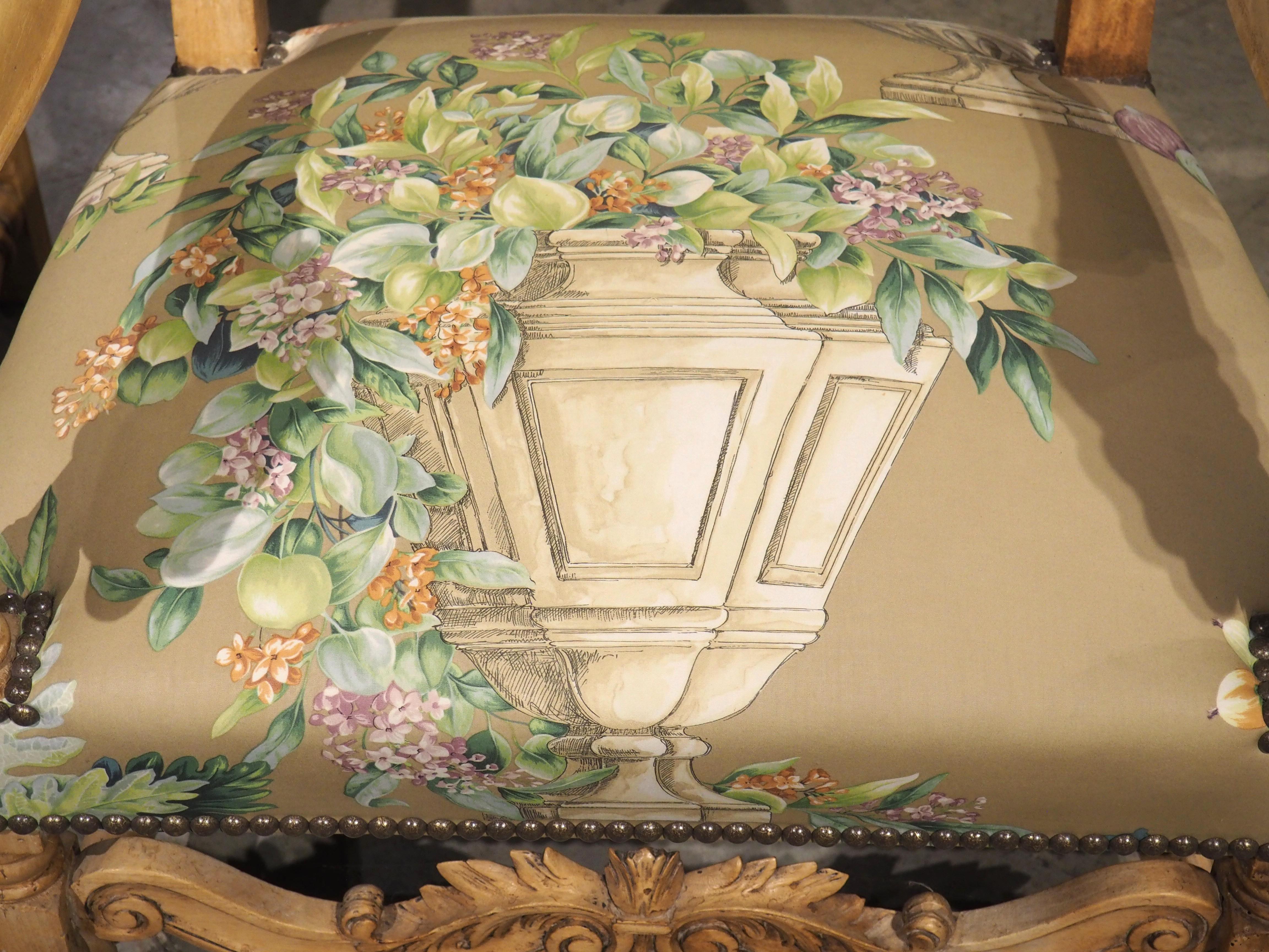 XIXe siècle Paire de fauteuils français de style Louis XIV en noyer blanchi et à motifs floraux, vers 1870 en vente