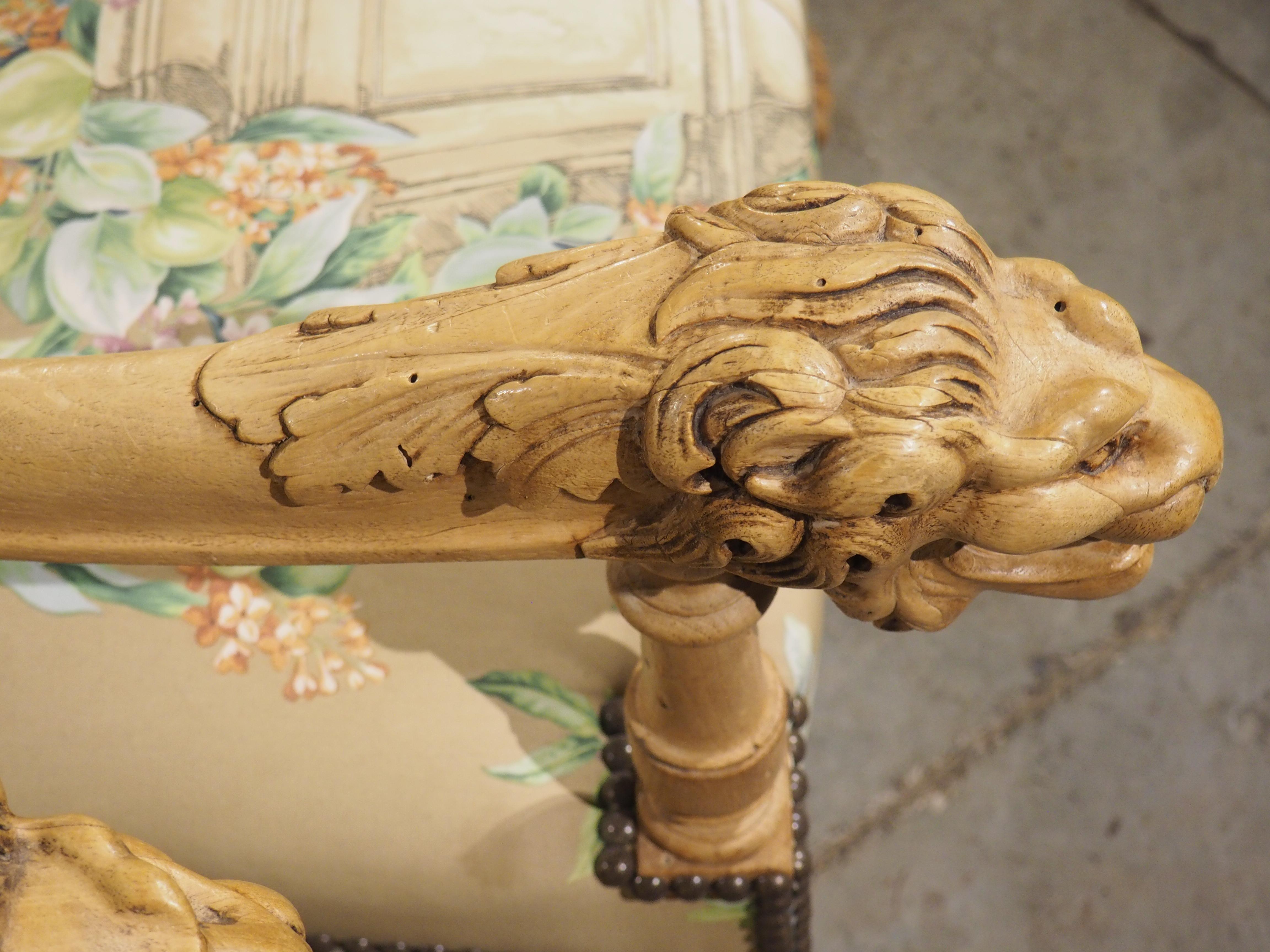 Métal Paire de fauteuils français de style Louis XIV en noyer blanchi et à motifs floraux, vers 1870 en vente