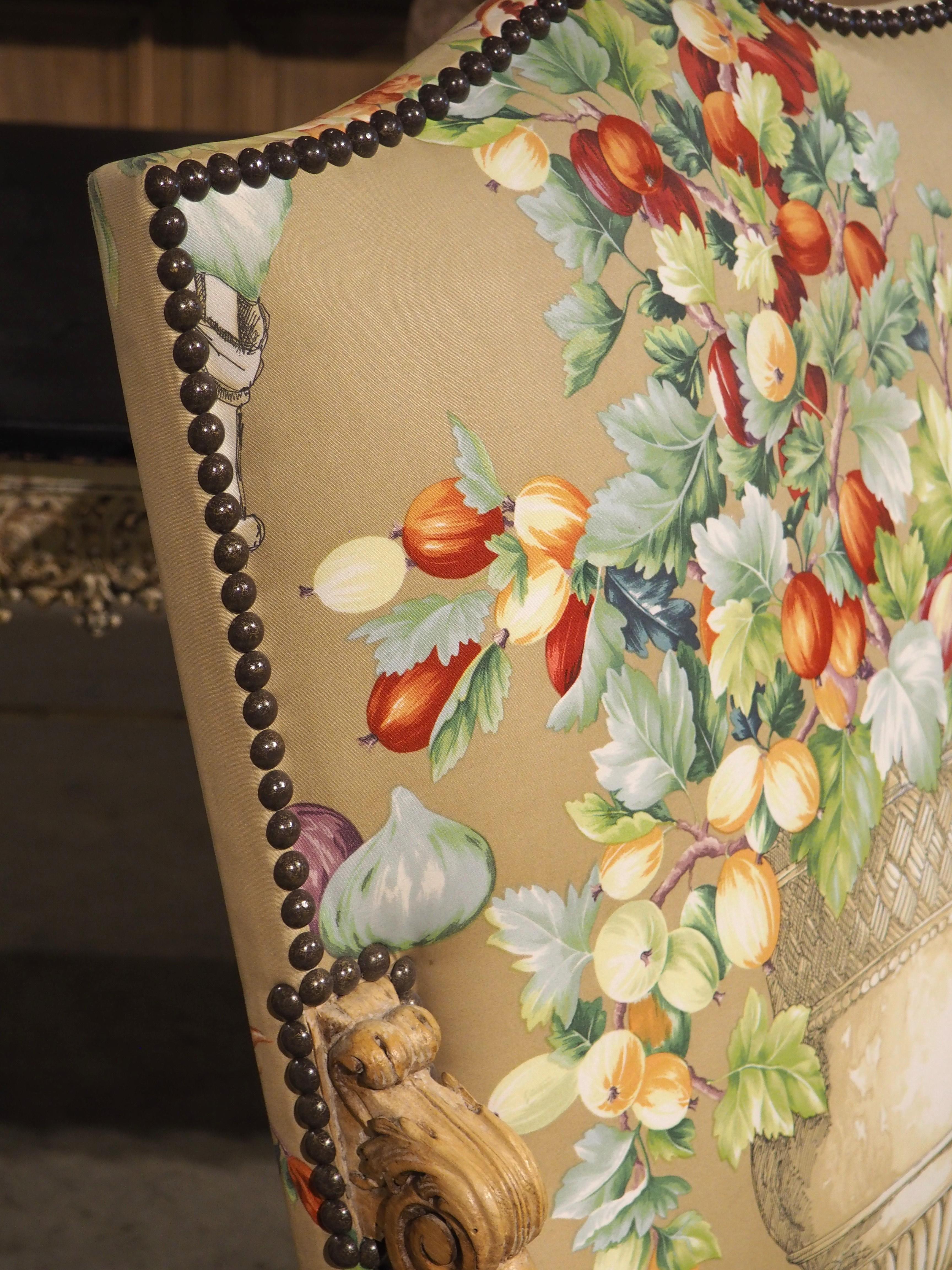 Paire de fauteuils français de style Louis XIV en noyer blanchi et à motifs floraux, vers 1870 en vente 1