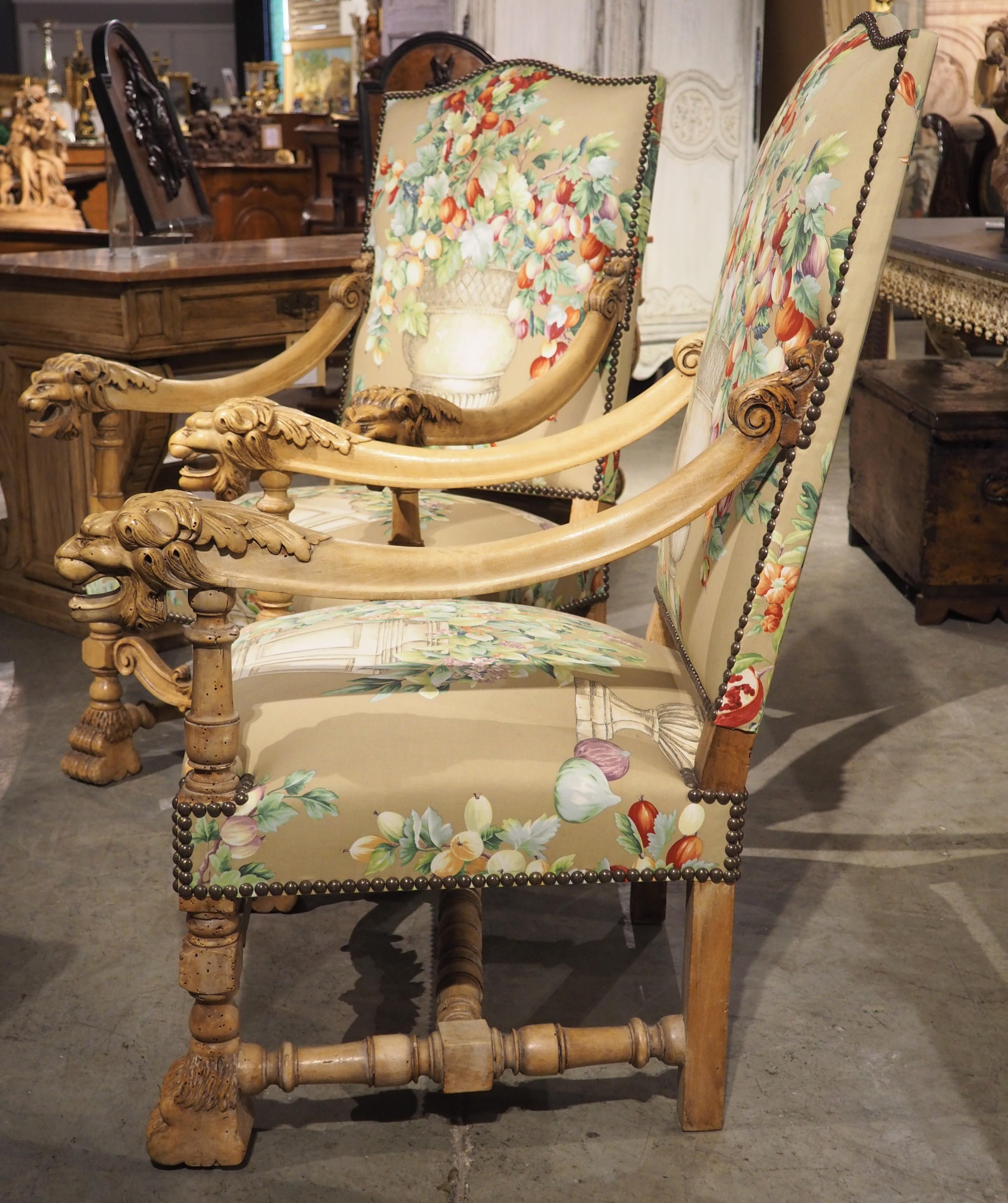 Paire de fauteuils français de style Louis XIV en noyer blanchi et à motifs floraux, vers 1870 en vente 2