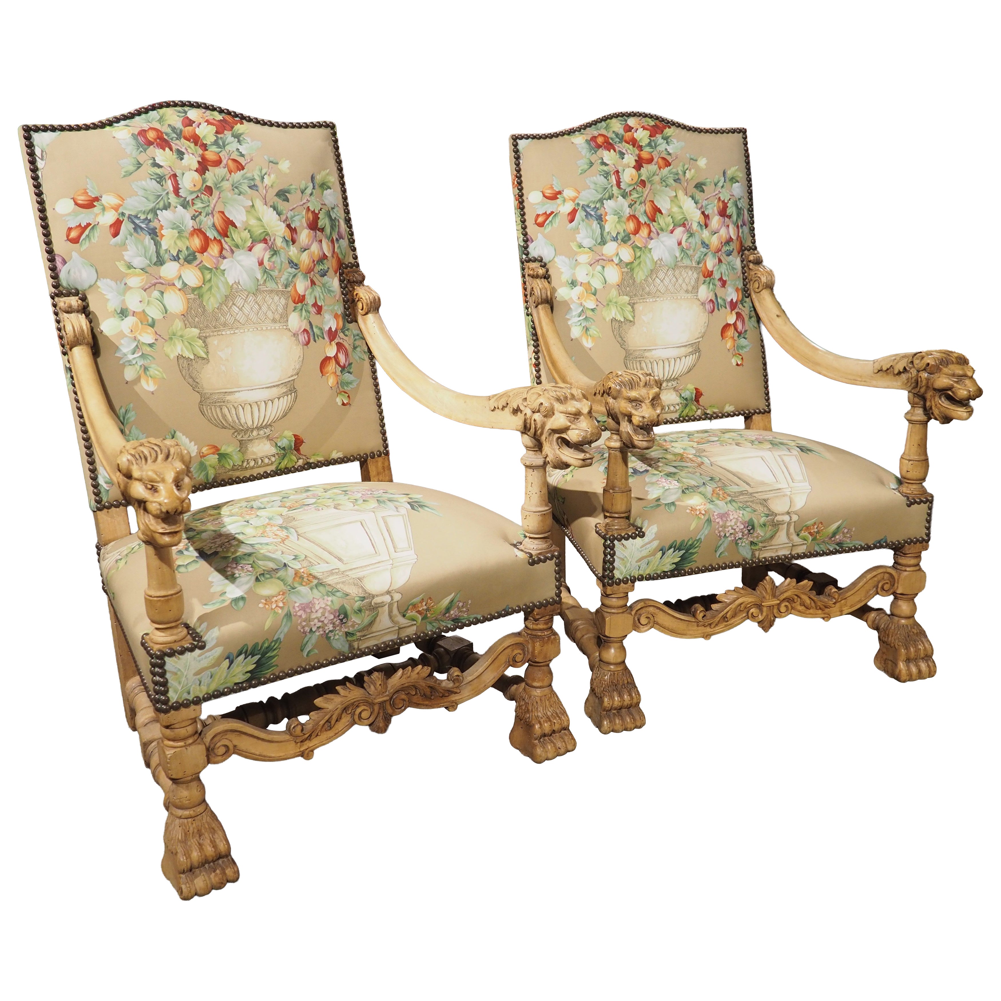 Paire de fauteuils français de style Louis XIV en noyer blanchi et à motifs floraux, vers 1870 en vente