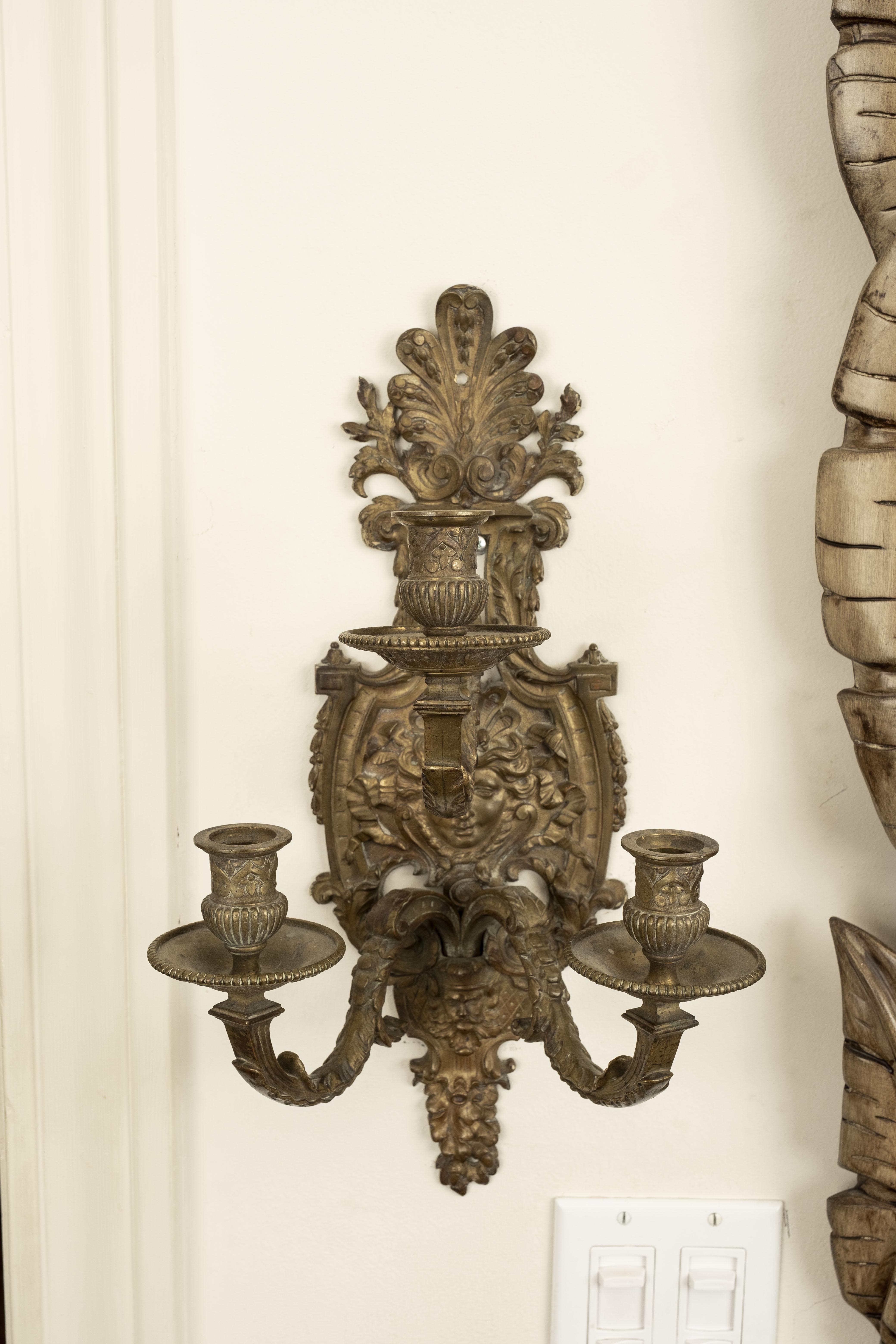 Paire d'appliques françaises de style Louis XIV en bronze Bon état - En vente à Houston, TX