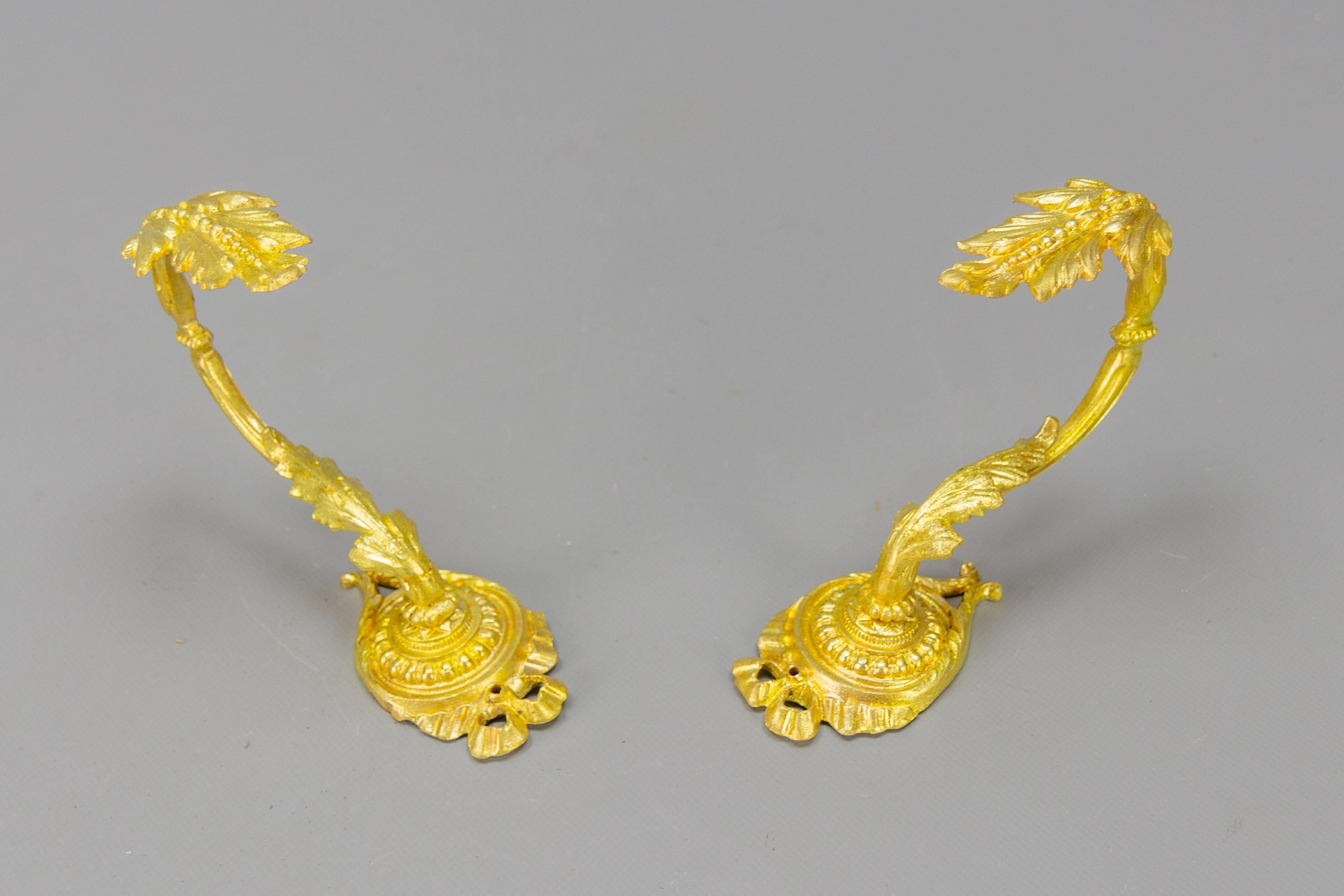 Paar französische Vorhanghalter im Louis-XIV-Stil aus vergoldeter Bronze oder Vorhanghalter im Angebot 3
