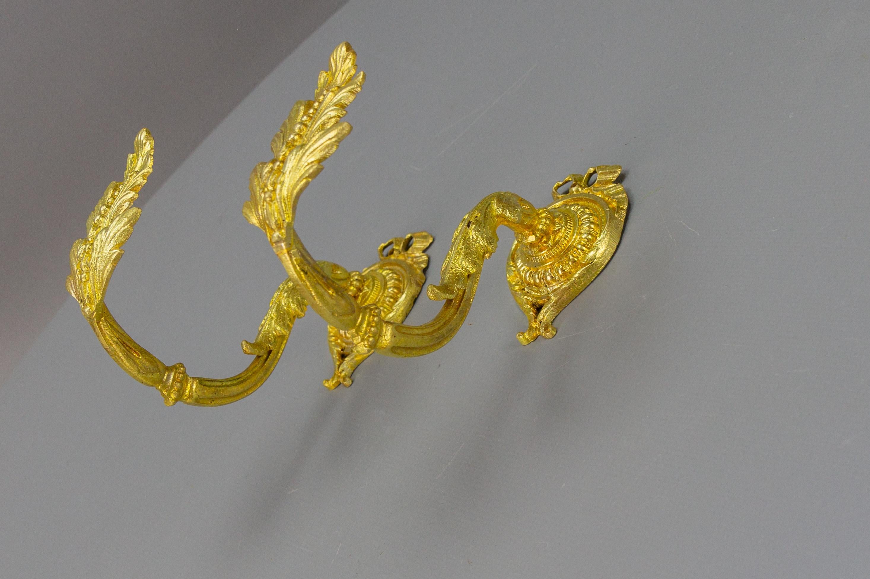 Inizio XX secolo Coppia di paracolpi per tende in bronzo dorato in stile Luigi XIV in vendita