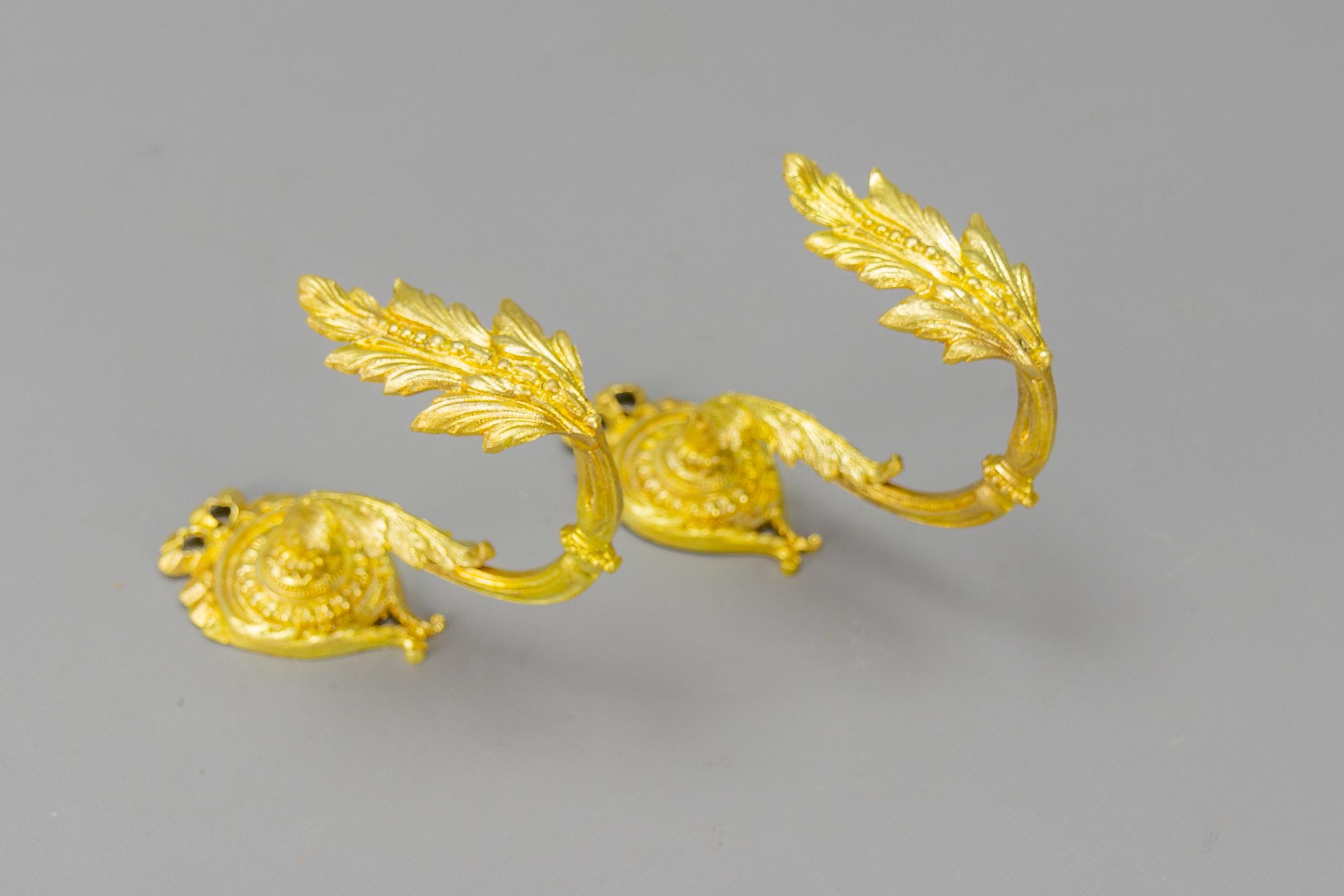 Paar französische Vorhanghalter im Louis-XIV-Stil aus vergoldeter Bronze oder Vorhanghalter im Angebot 1