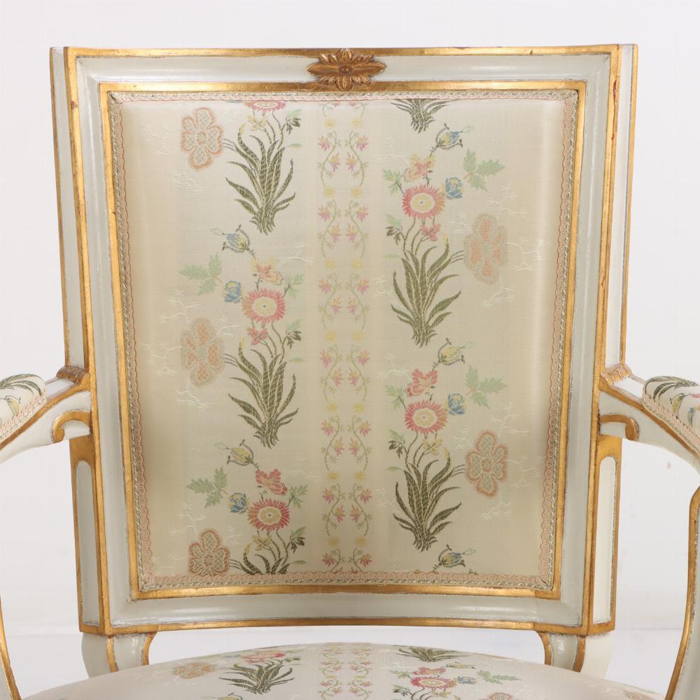 Pareja de sillas francesas de brazos abiertos estilo Luis XIV pintadas y doradas, C 1990. Luis XVI en venta