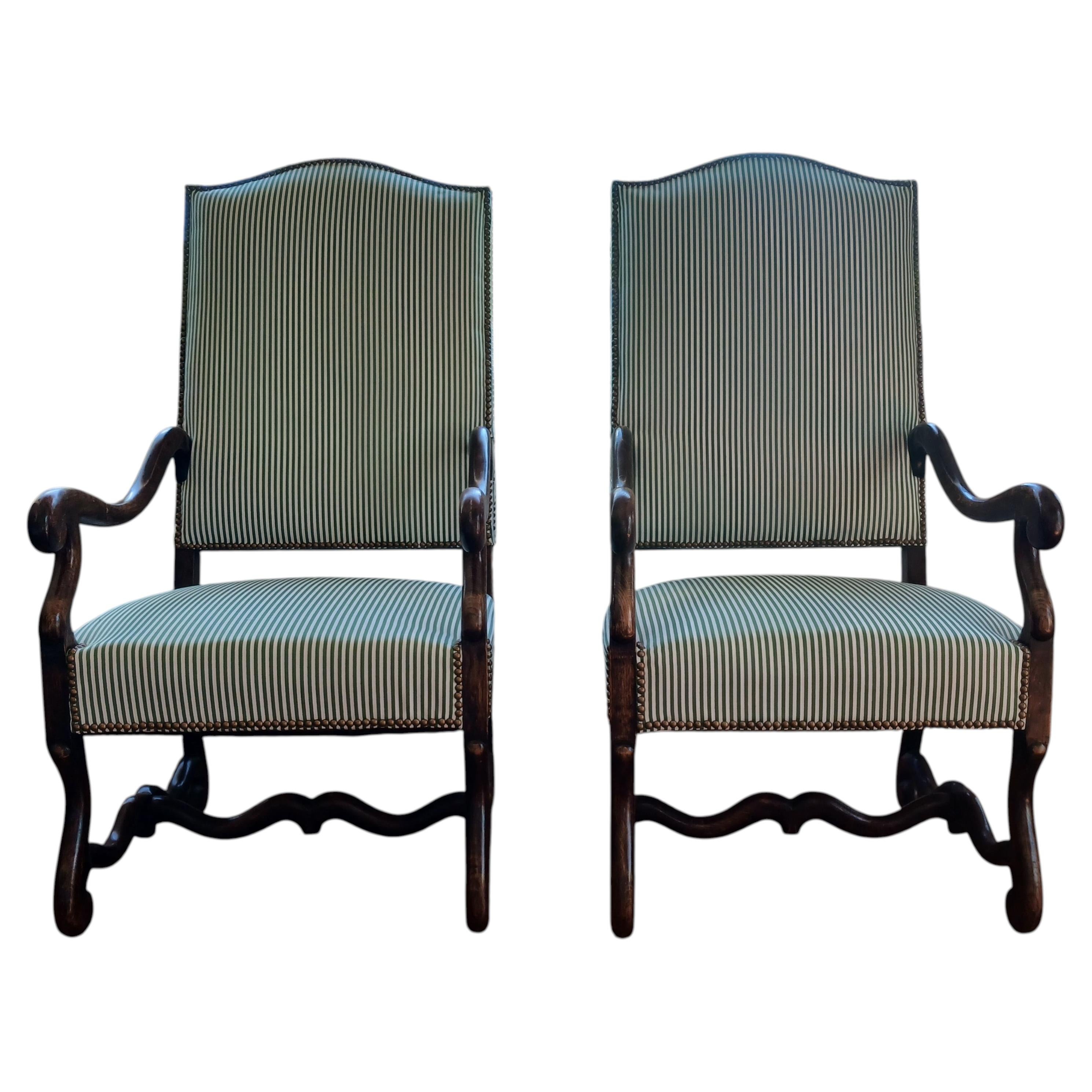 Ein Paar Sessel im französischen Louis-XIV-Stil aus Nussbaumholz