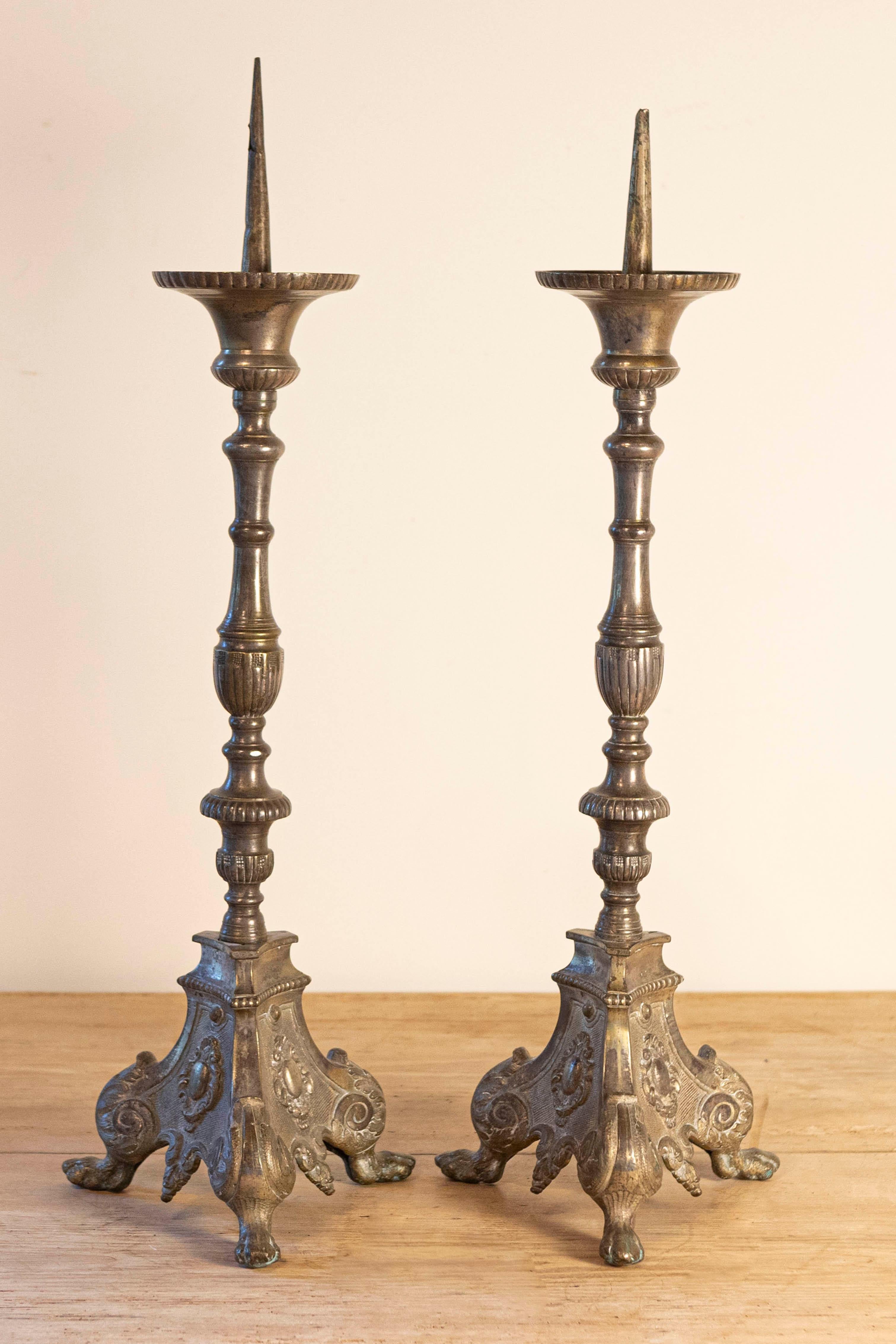 Francese Coppia di candelabri francesi Luigi XV del XVIII secolo in bronzo argentato con piedini a zampa in vendita