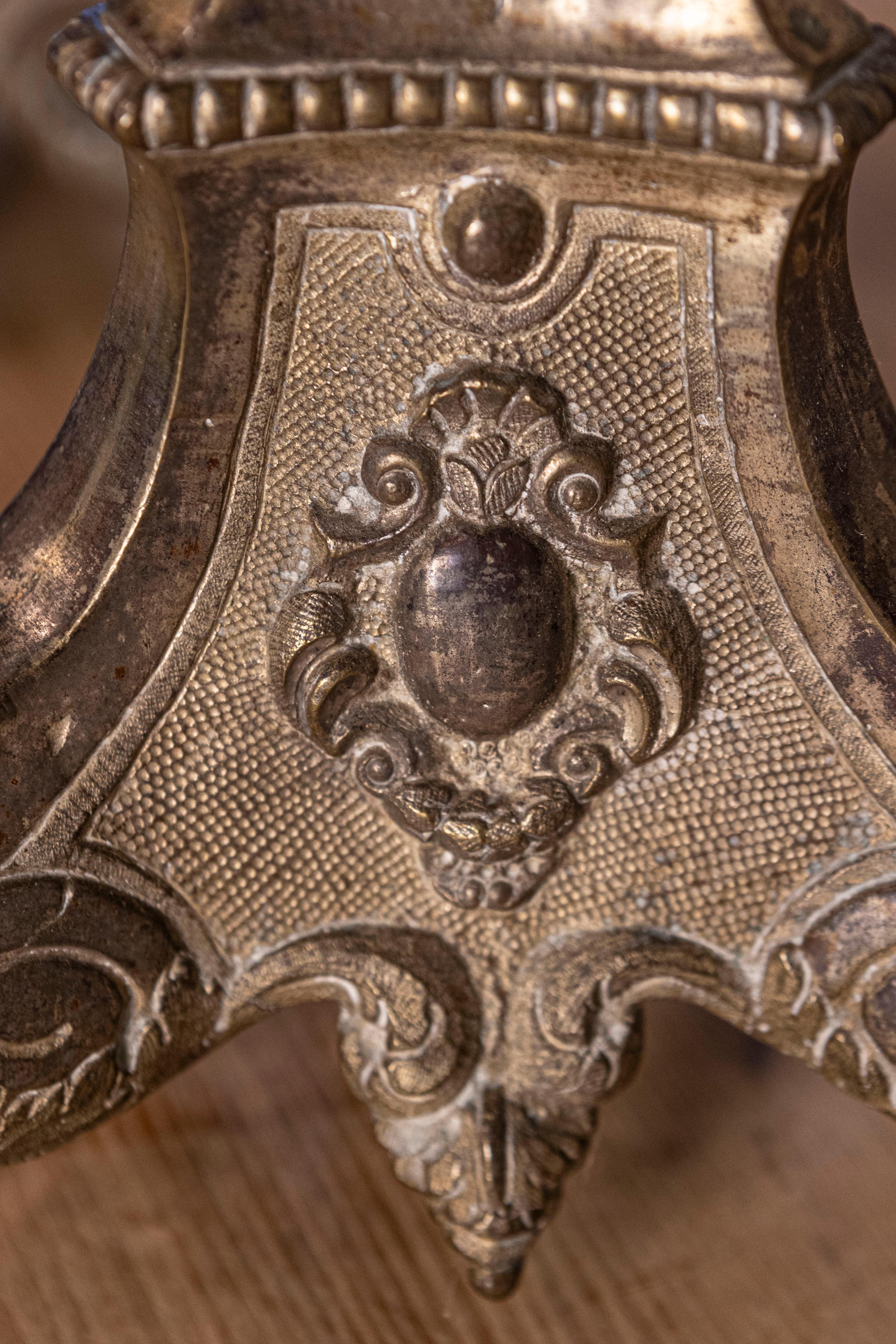 Fino al XVIII secolo Coppia di candelabri francesi Luigi XV del XVIII secolo in bronzo argentato con piedini a zampa in vendita