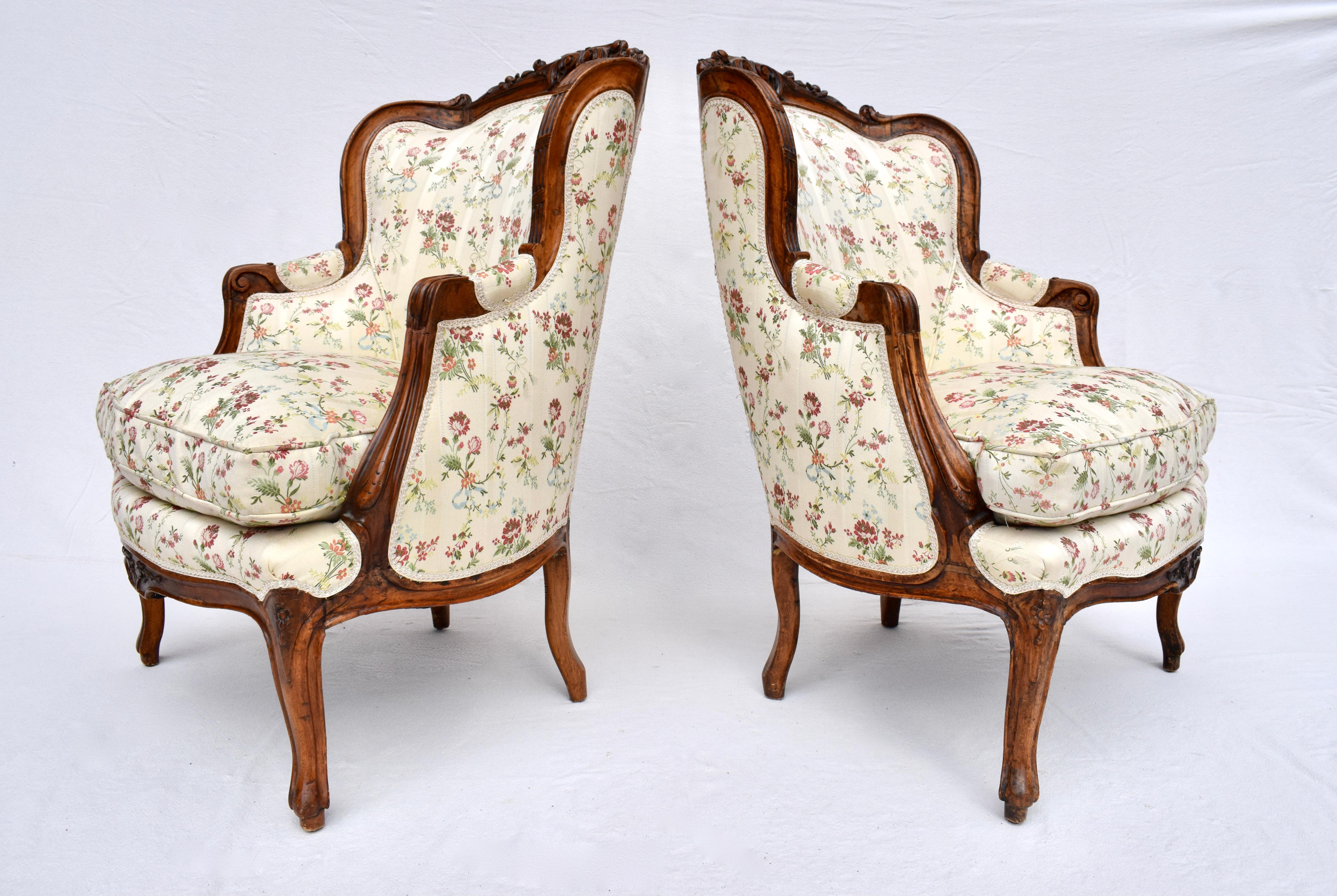 Hand-Carved Pair of French Louis XV 19th C. Bergere Chairs For Sale
