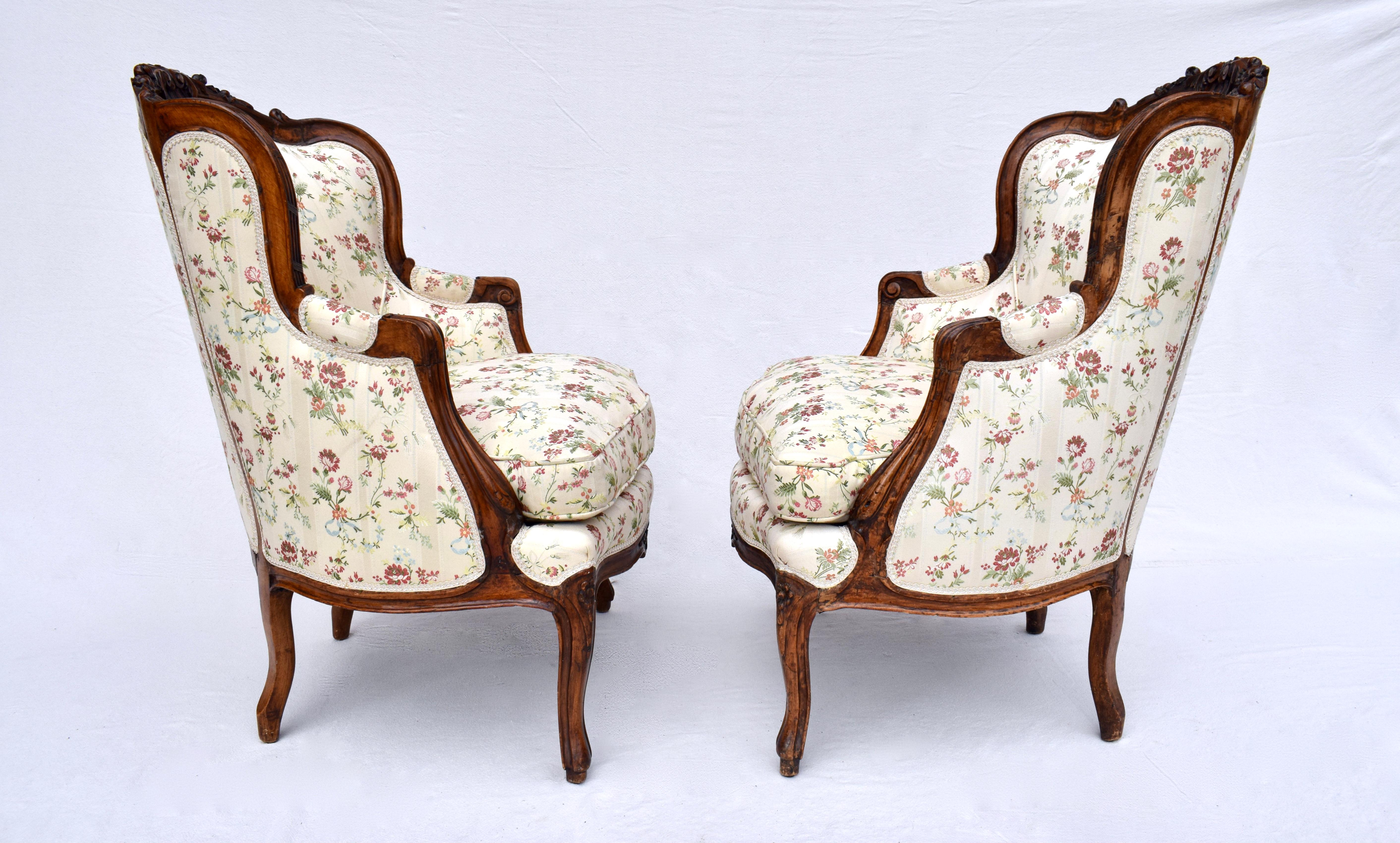 Silk Pair of French Louis XV 19th C. Bergere Chairs For Sale