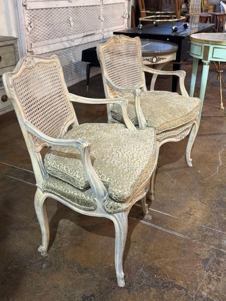 Buena pareja de sillones franceses del siglo XIX, estilo Luis XV, pintados, con cojines de Scalamandre. Estás explorando una encantadora mezcla de textura rústica y forma escultural: las jardineras de 3 niveles de bambú italiano vintage aportan