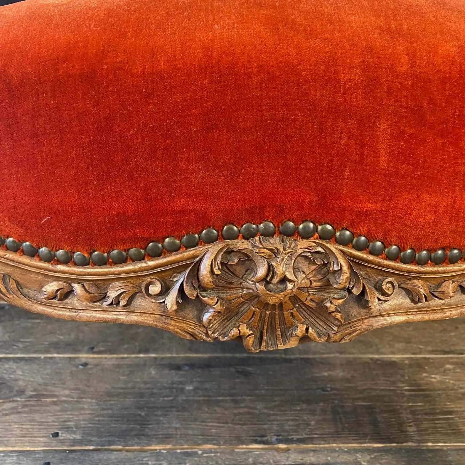 Coppia di poltrone francesi Luigi XV con tappezzeria originale in mohair vermiglio in vendita 4