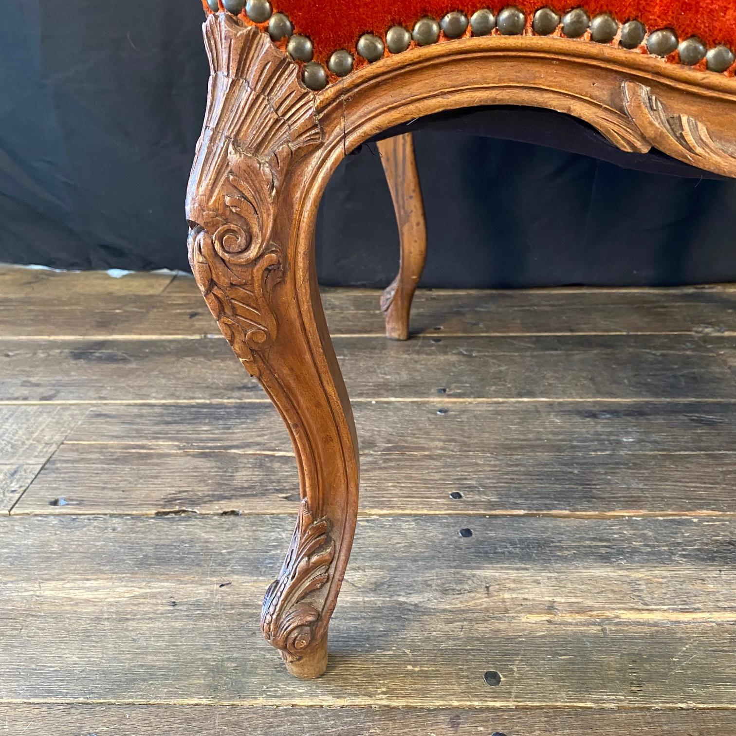 Coppia di poltrone francesi Luigi XV con tappezzeria originale in mohair vermiglio in vendita 5
