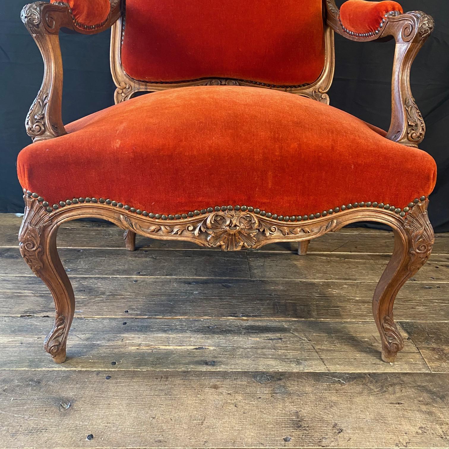 Coppia di poltrone francesi Luigi XV con tappezzeria originale in mohair vermiglio in vendita 6