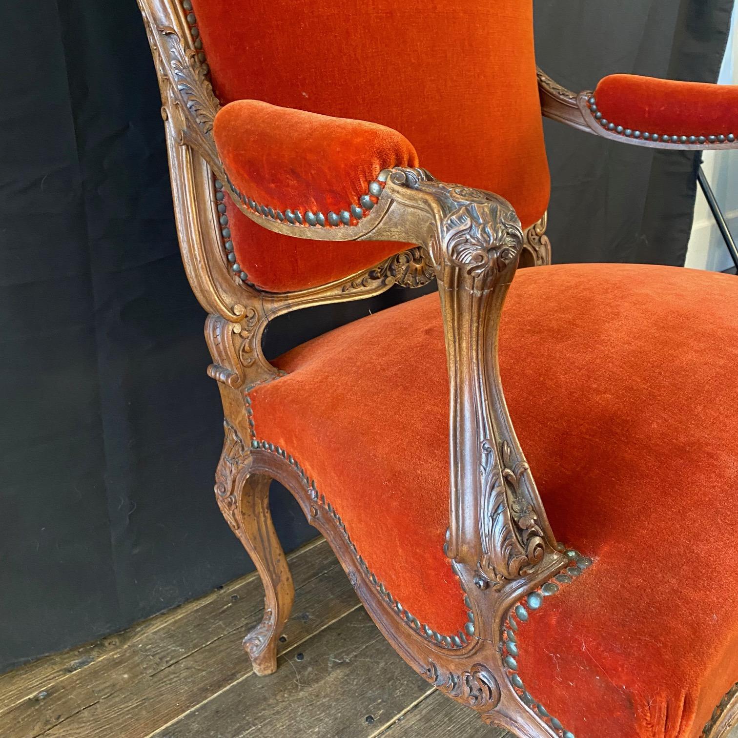 Coppia di poltrone francesi Luigi XV con tappezzeria originale in mohair vermiglio in vendita 7