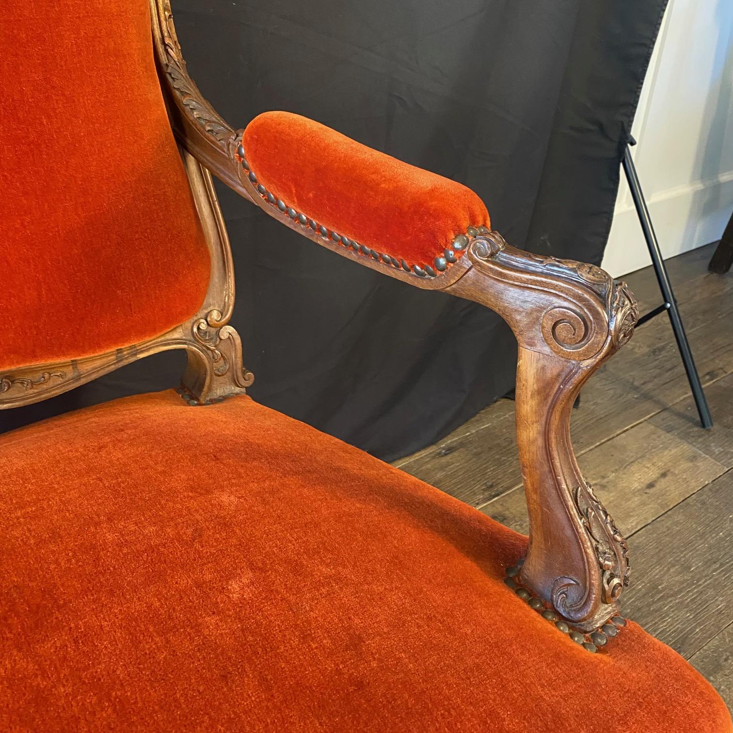 Coppia di poltrone francesi Luigi XV con tappezzeria originale in mohair vermiglio in vendita 8