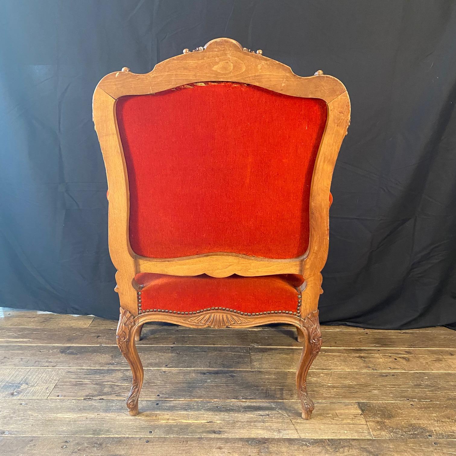 Coppia di poltrone francesi Luigi XV con tappezzeria originale in mohair vermiglio in vendita 9