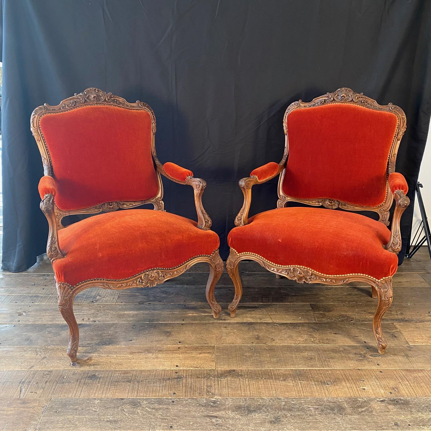 Coppia di poltrone francesi Luigi XV con tappezzeria originale in mohair vermiglio in vendita 10