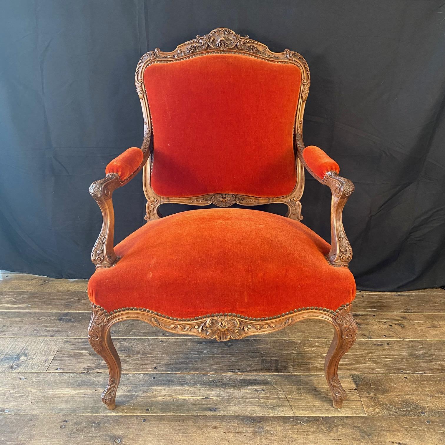 Va Va Voom sensazionale coppia di poltrone francesi Luigi XV intagliate o fauteuils con ornamenti originali in mohair rosso vermiglio e ottone. Scoperto fuori Parigi, in Francia.
H seduta 19