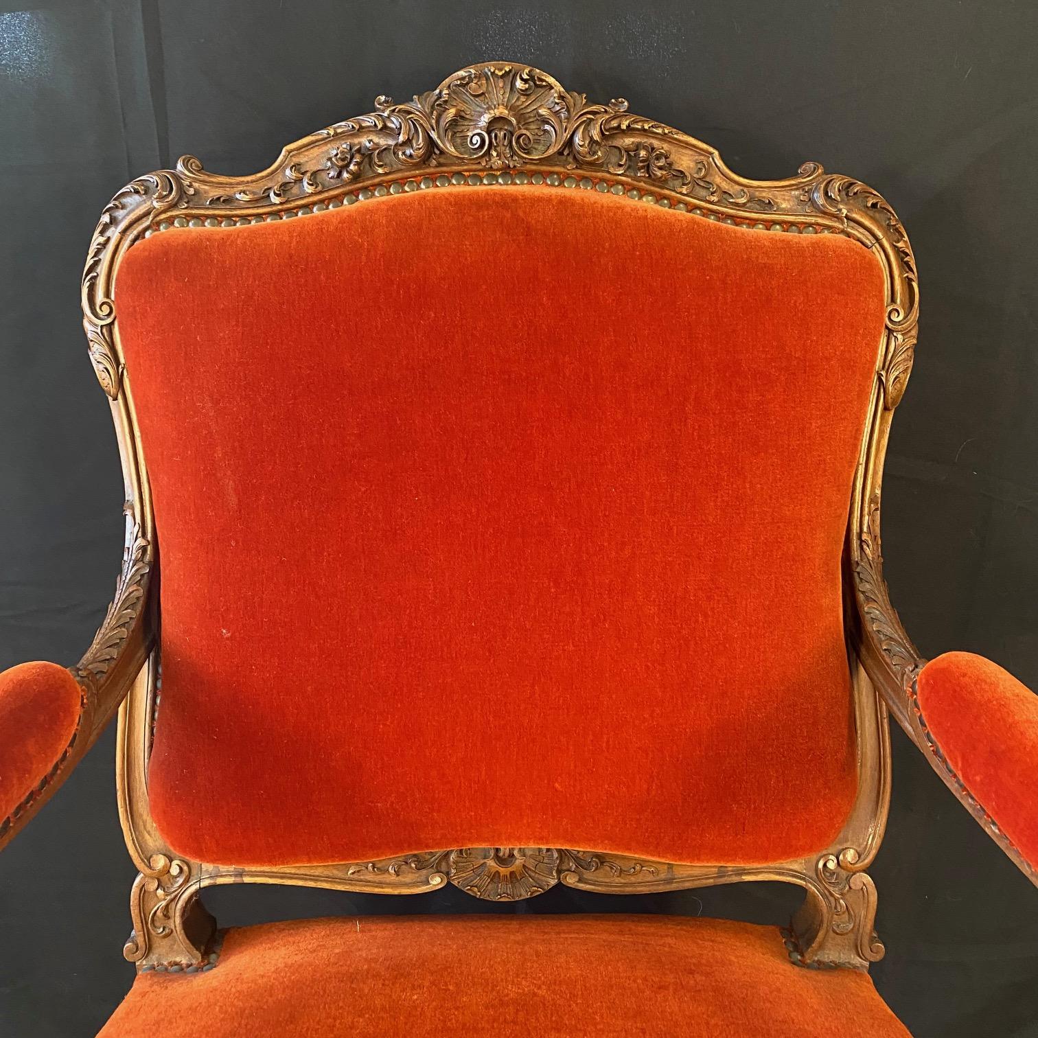 Francese Coppia di poltrone francesi Luigi XV con tappezzeria originale in mohair vermiglio in vendita
