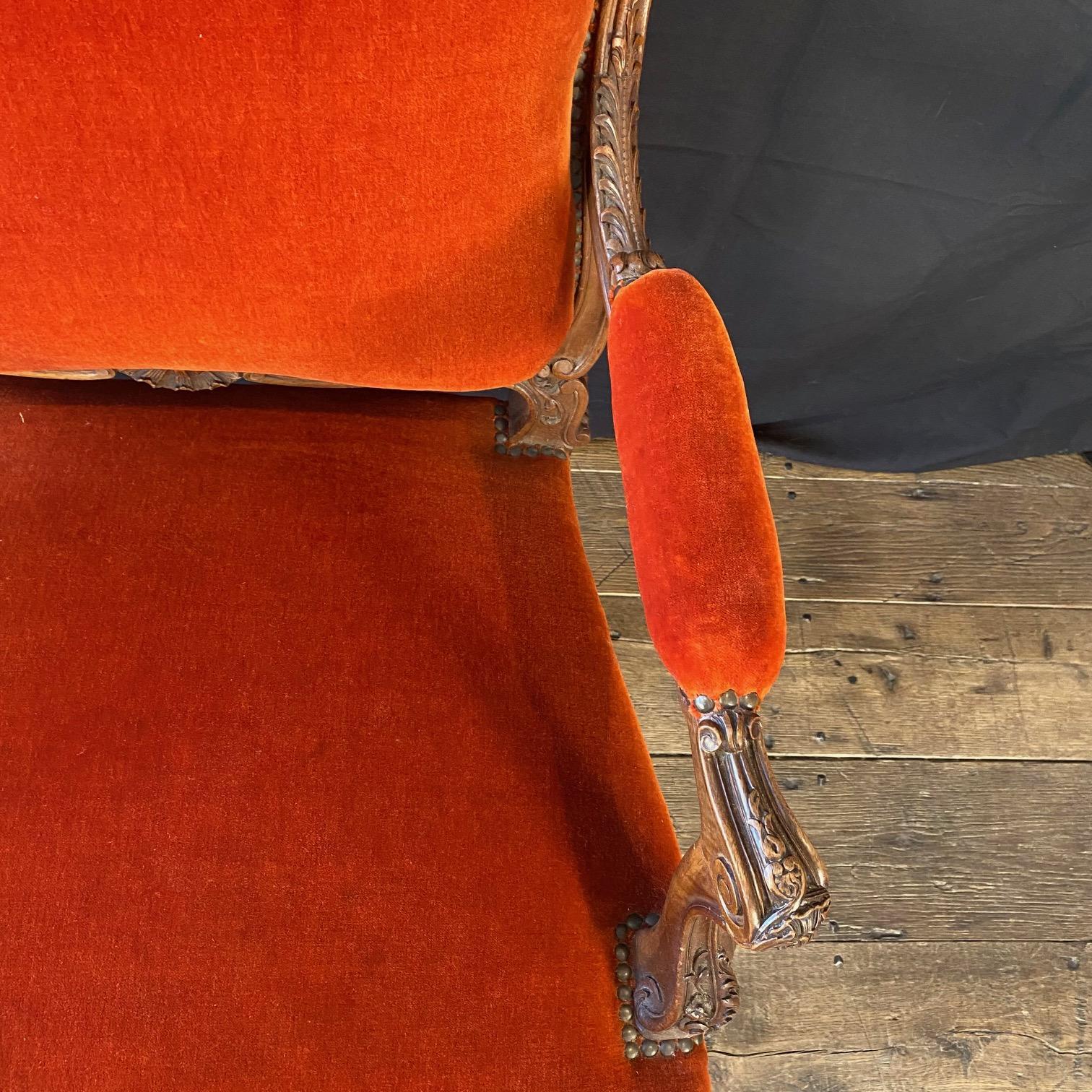 Coppia di poltrone francesi Luigi XV con tappezzeria originale in mohair vermiglio In condizioni buone in vendita a Hopewell, NJ