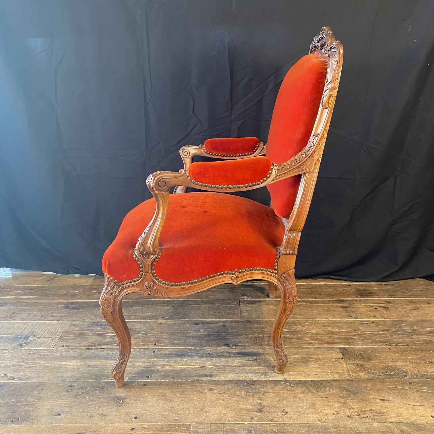 XIX secolo Coppia di poltrone francesi Luigi XV con tappezzeria originale in mohair vermiglio in vendita