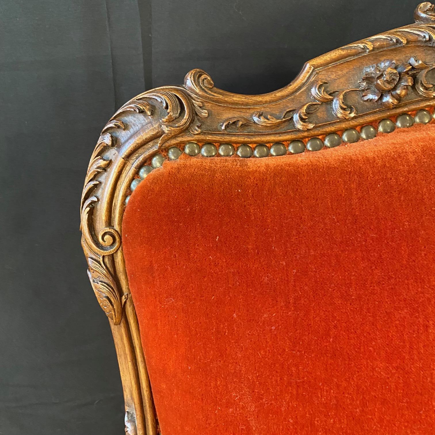 Mohair Coppia di poltrone francesi Luigi XV con tappezzeria originale in mohair vermiglio in vendita