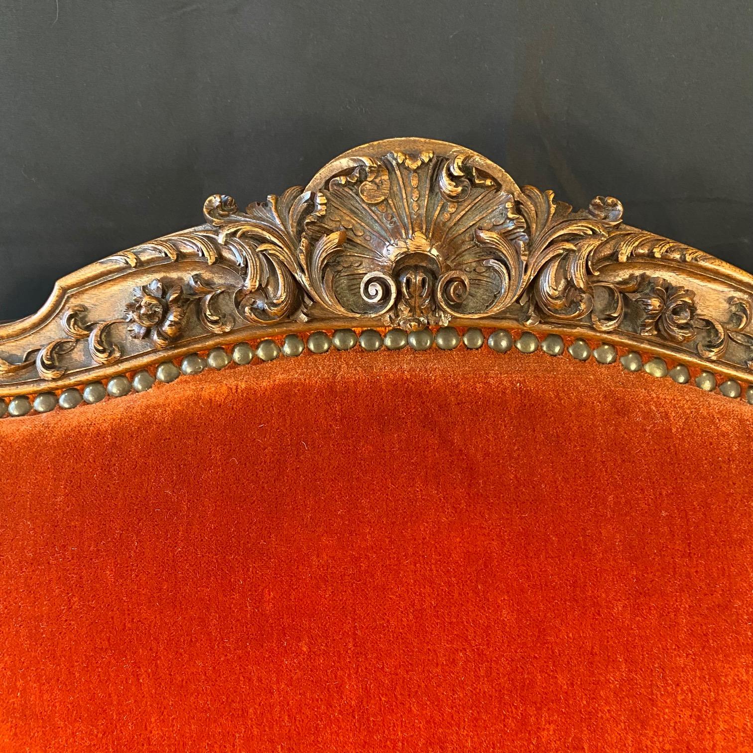 Coppia di poltrone francesi Luigi XV con tappezzeria originale in mohair vermiglio in vendita 1